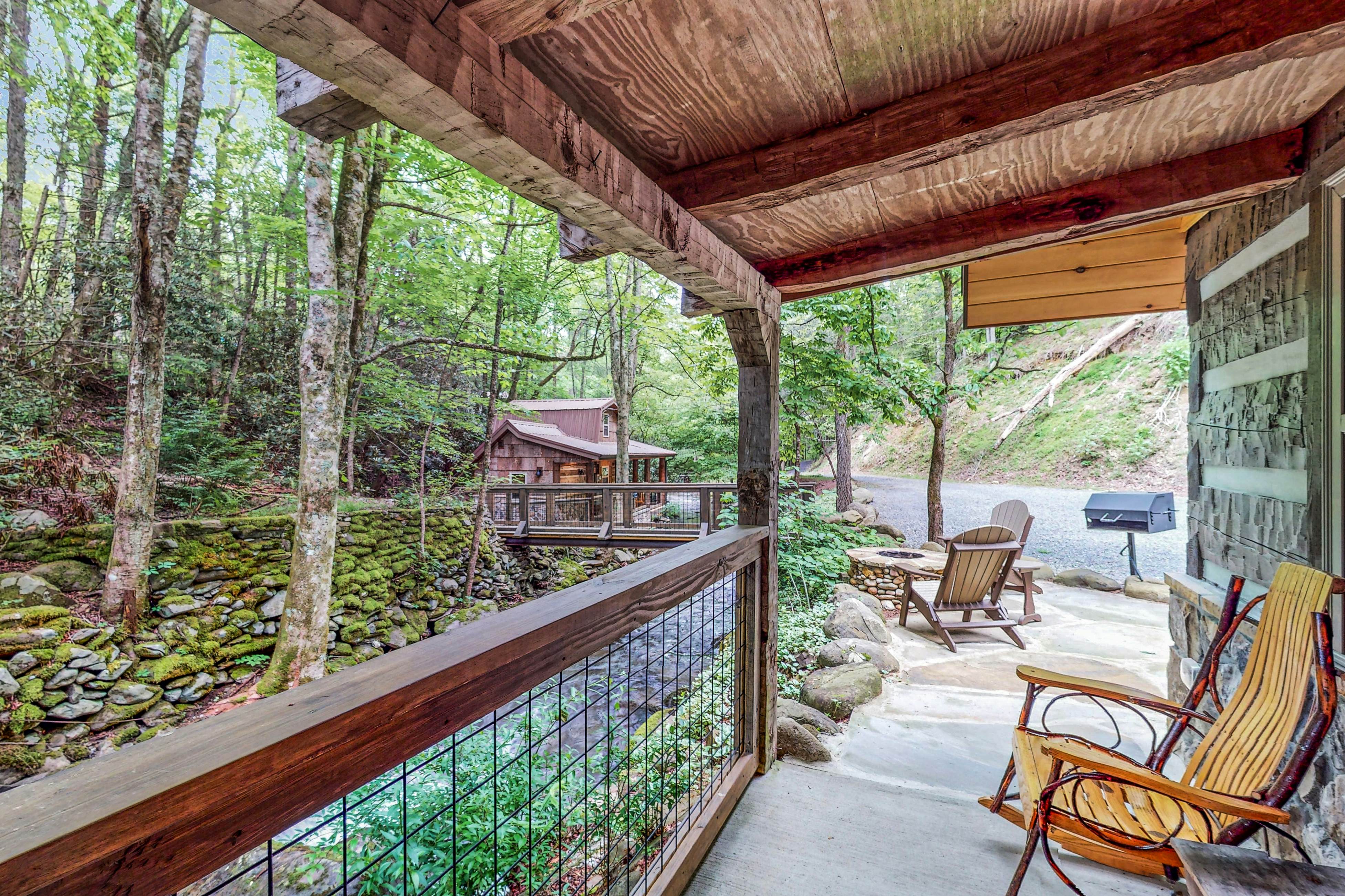 Charming Creek Front Cabin, Sleeps 4・Fire pit・Deck