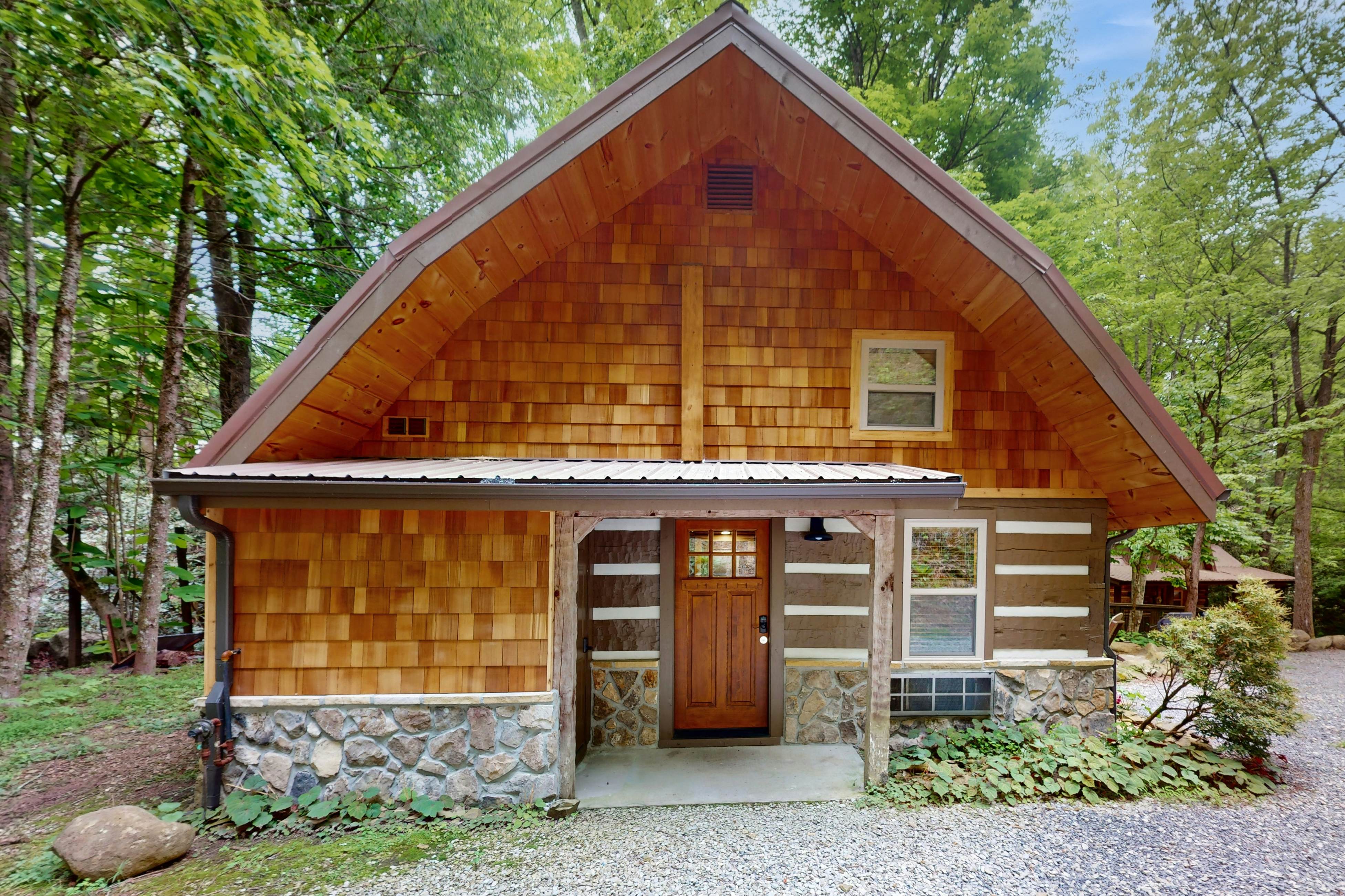 Charming Creek Front Cabin, Sleeps 4・Fire pit・Deck