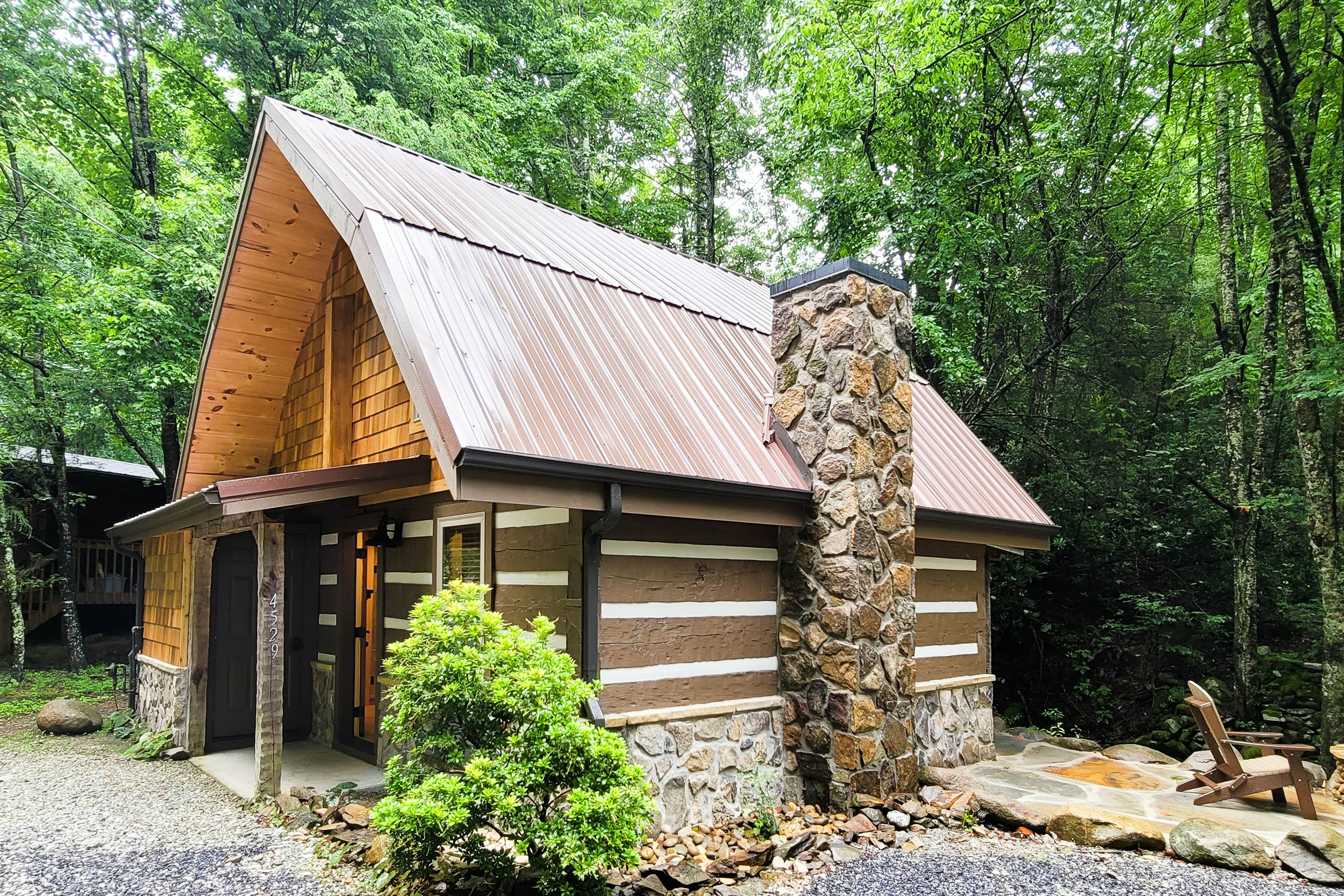Charming Creek Front Cabin, Sleeps 4・Fire pit・Deck