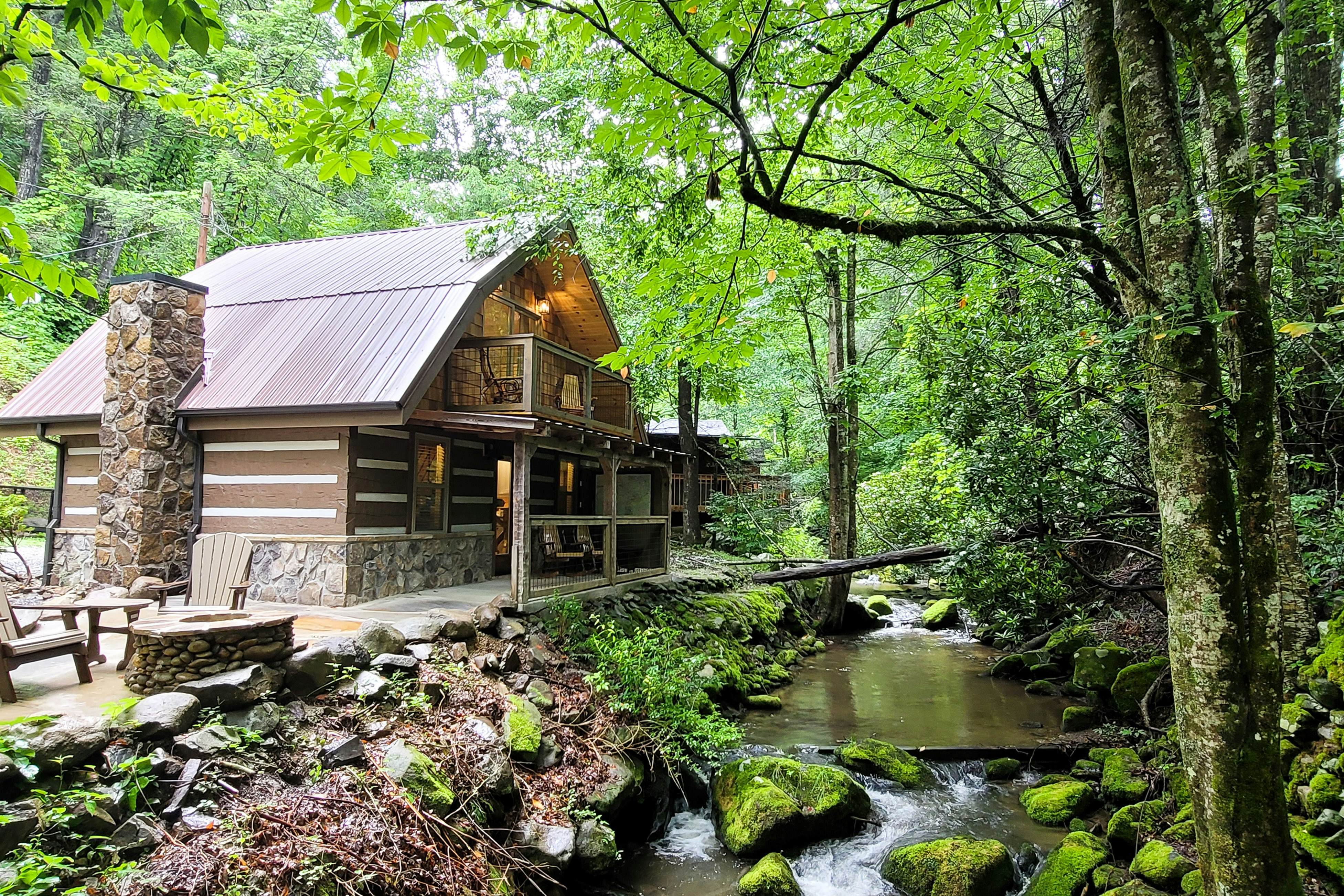 Charming Creek Front Cabin, Sleeps 4・Fire pit・Deck