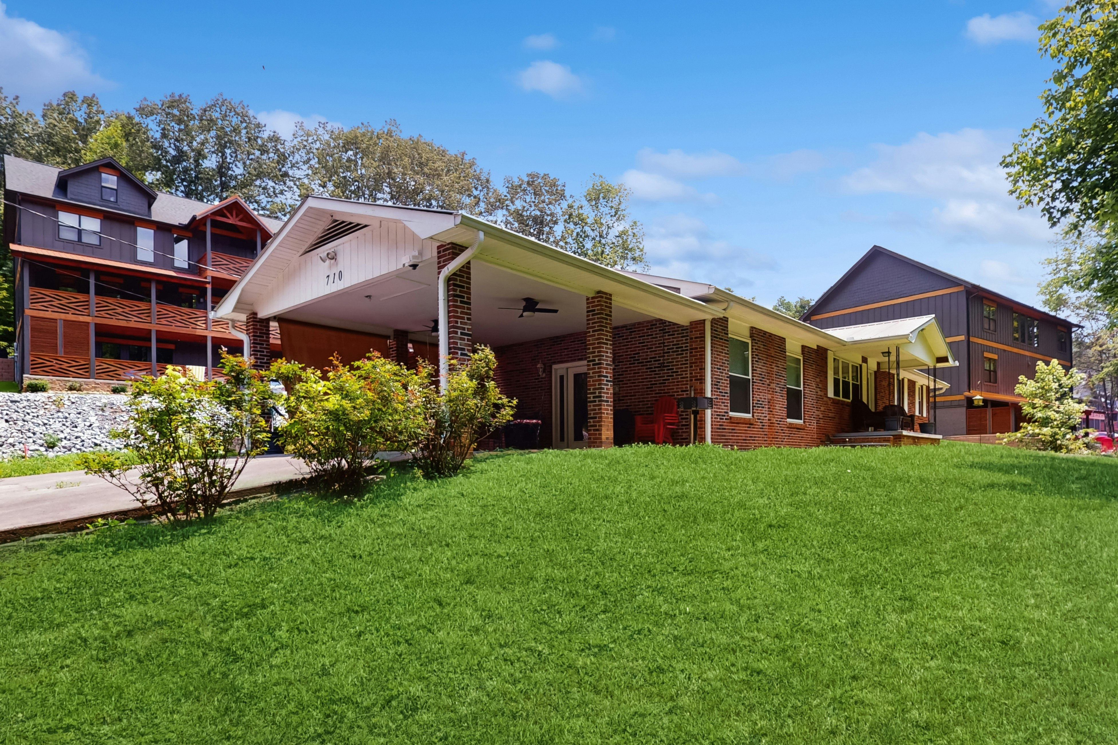 Creekside Retreat Near Gatlinburg's Arts & Crafts