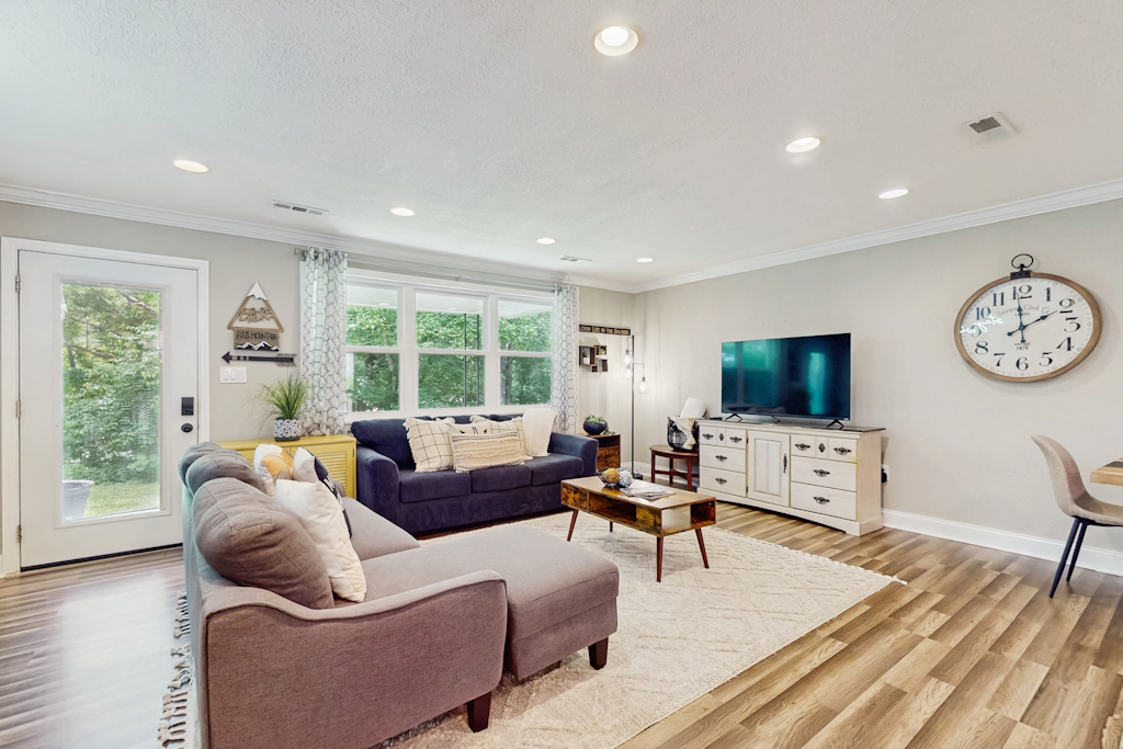 Creekside Retreat Near Gatlinburg's Arts & Crafts