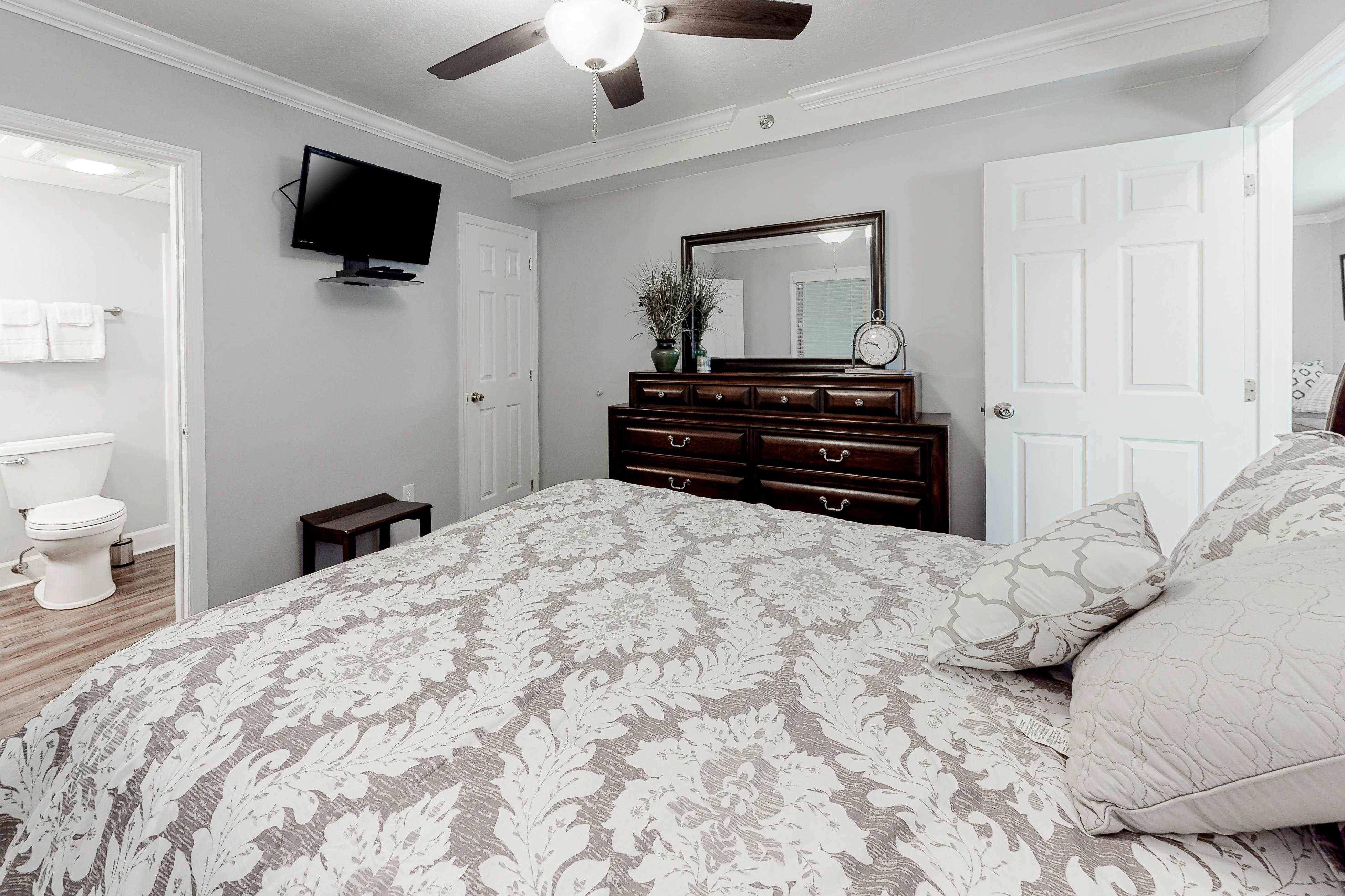 Newly Remodeled Downtown Riverfront Condo W/ Free Attraction Tickets