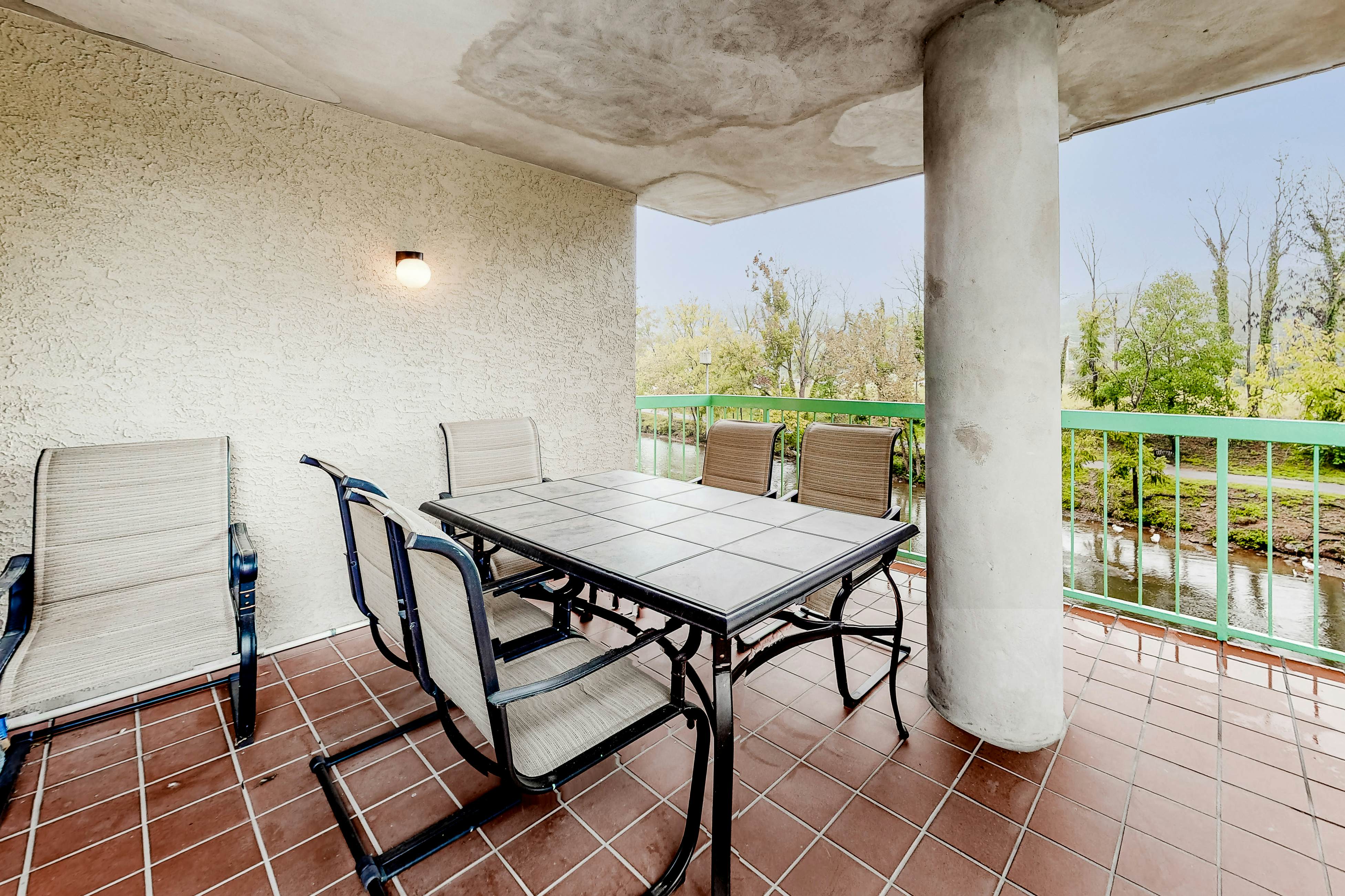 Newly Remodeled Downtown Riverfront Condo W/ Free Attraction Tickets