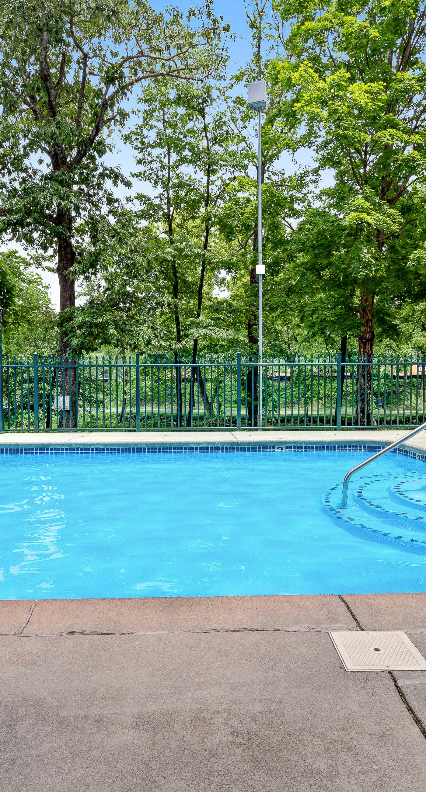 Newly Remodeled Scenic Riverfront Smokies Retreat