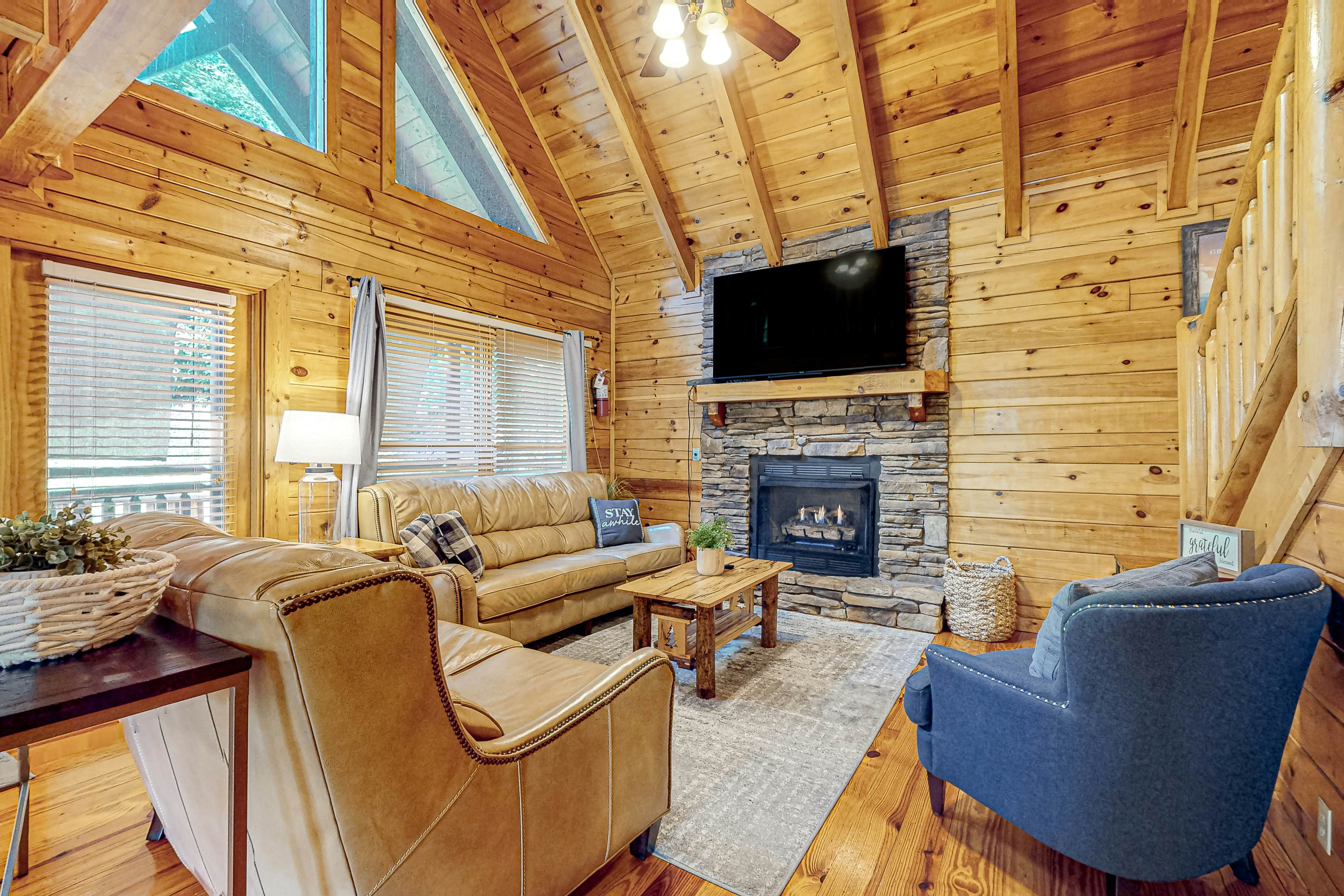 Fox Valley Lodge | Home in Pigeon Forge with hot tub & Free Attraction Tickets
