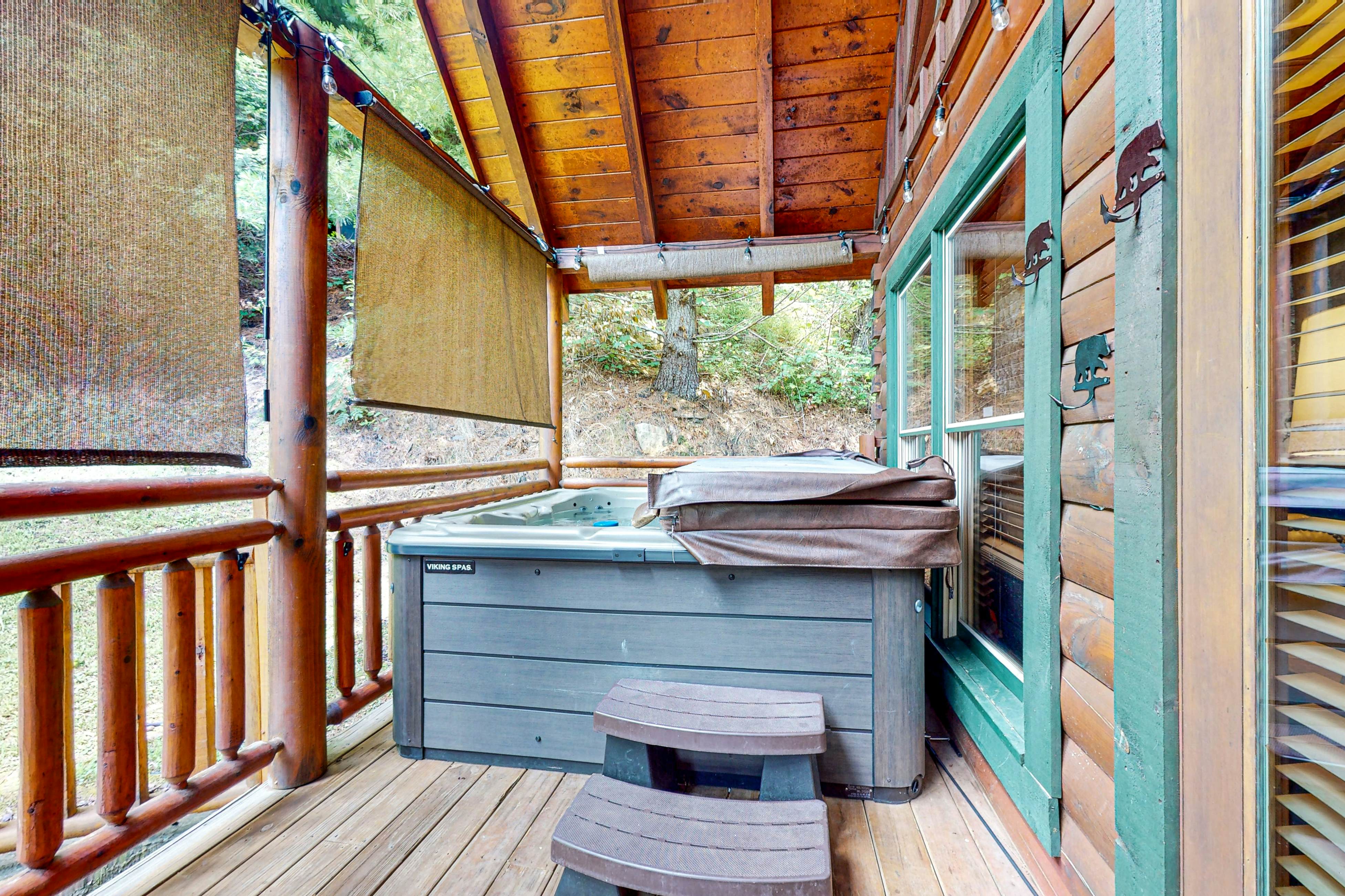 Fox Valley Lodge | Home in Pigeon Forge with hot tub & Free Attraction Tickets