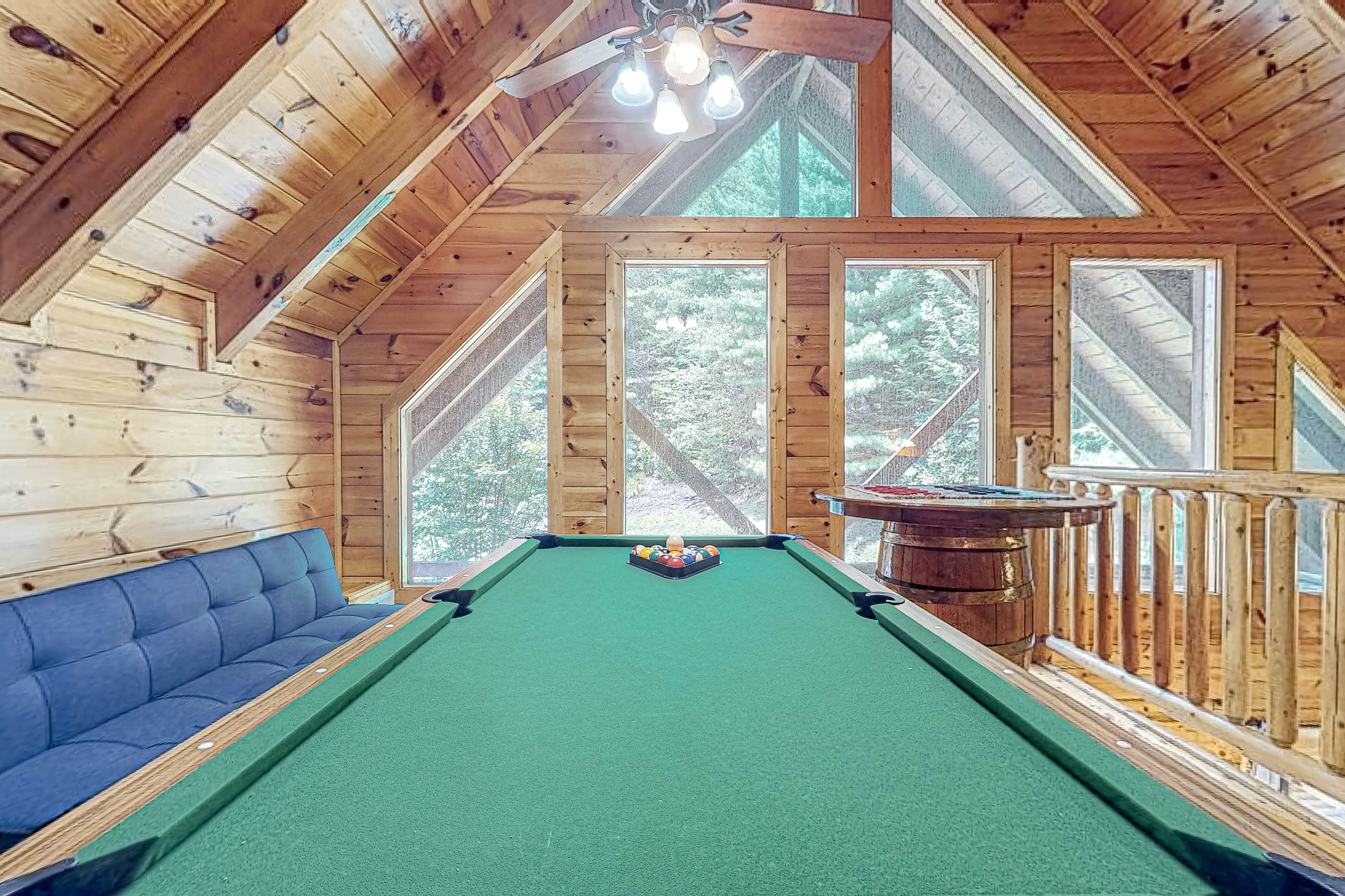 Fox Valley Lodge | Home in Pigeon Forge with hot tub & Free Attraction Tickets