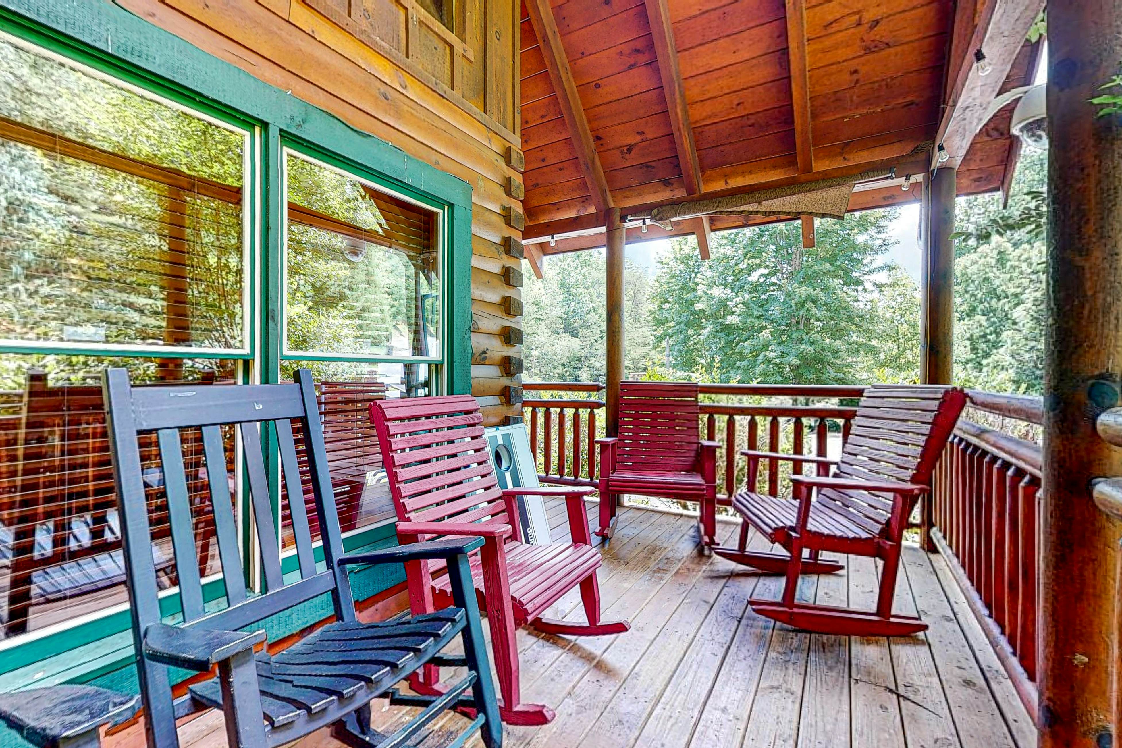 Fox Valley Lodge | Home in Pigeon Forge with hot tub & Free Attraction Tickets