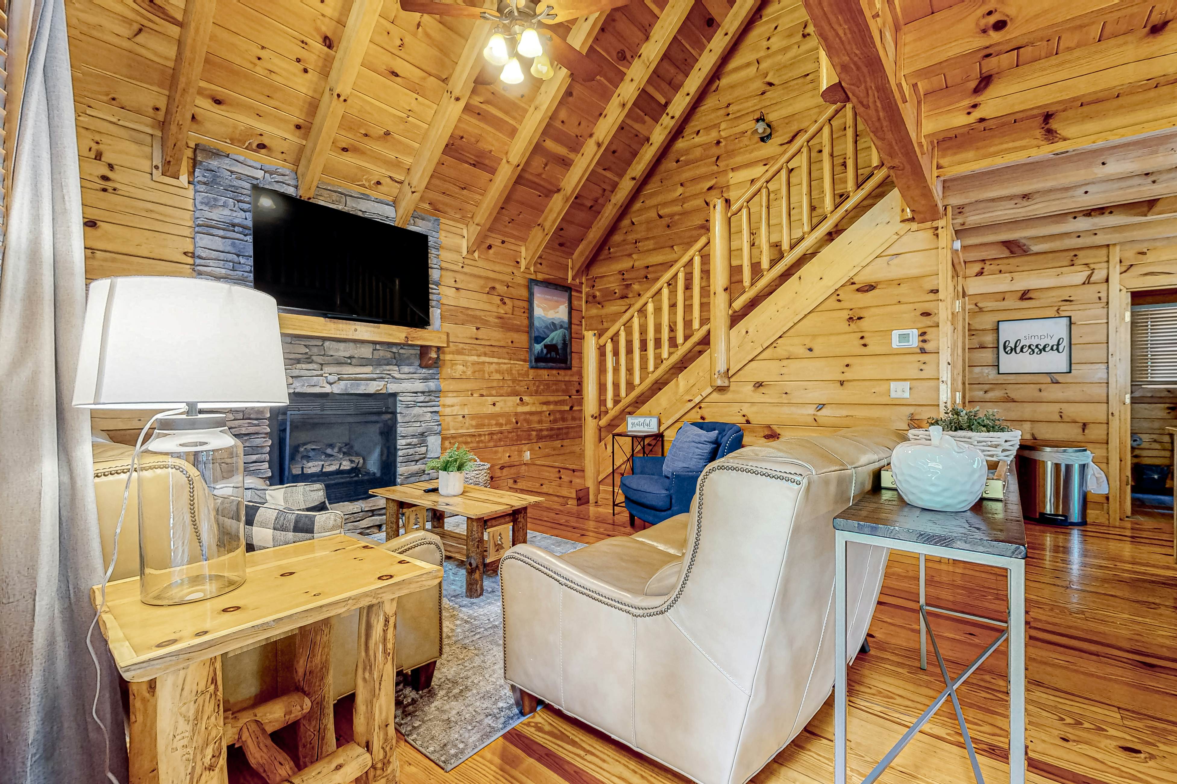 Fox Valley Lodge | Home in Pigeon Forge with hot tub & Free Attraction Tickets