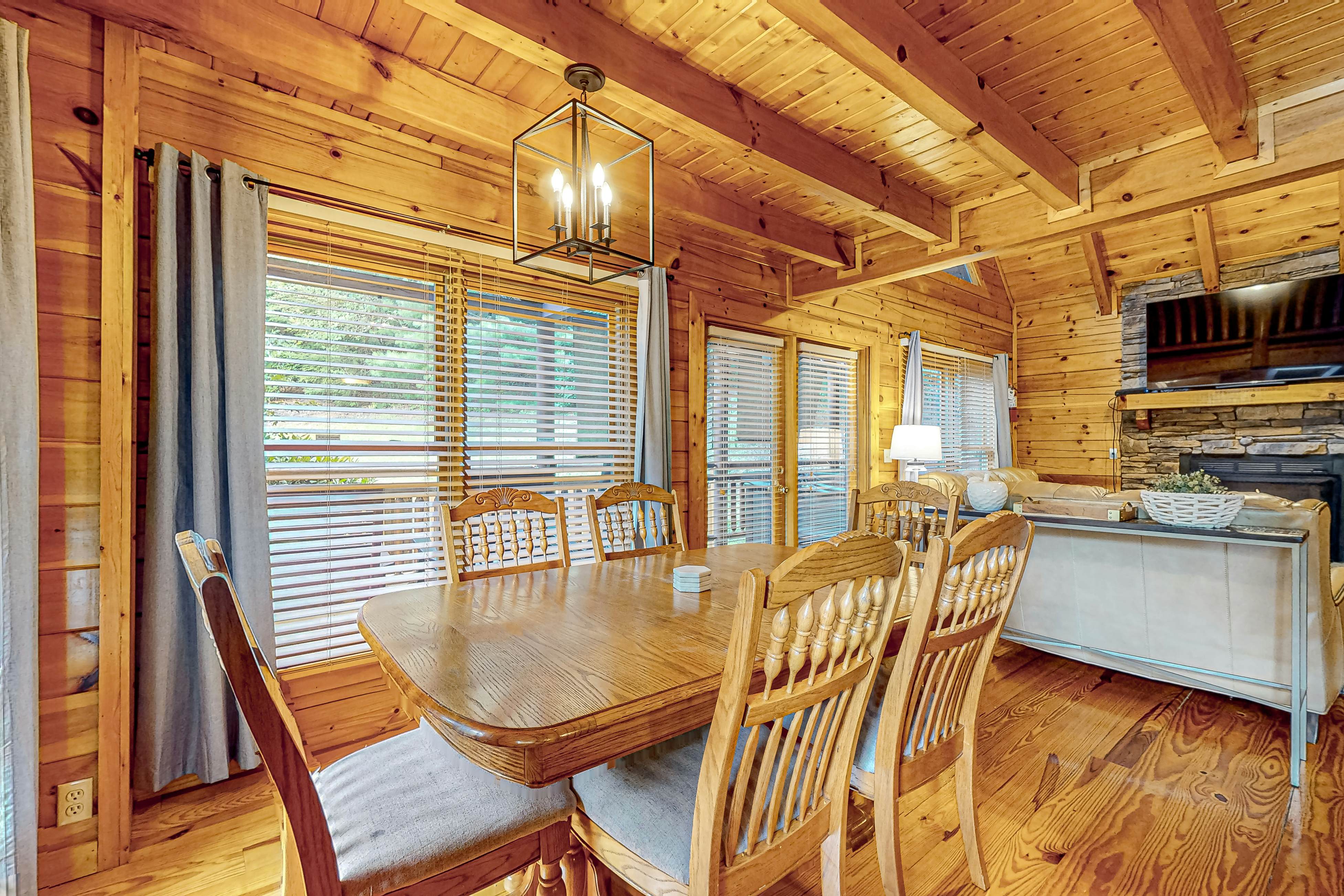 Fox Valley Lodge | Home in Pigeon Forge with hot tub & Free Attraction Tickets