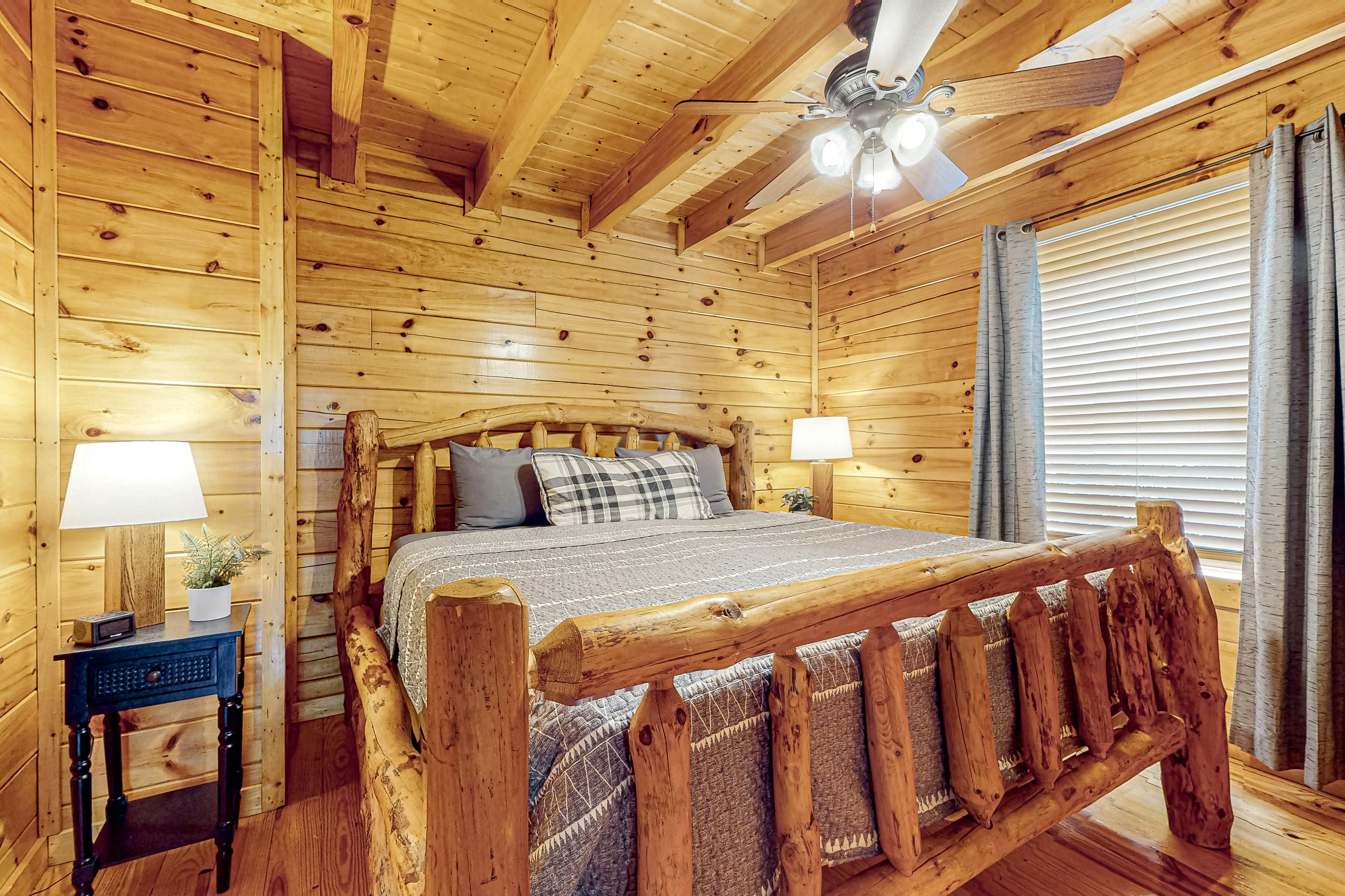 Fox Valley Lodge | Home in Pigeon Forge with hot tub & Free Attraction Tickets