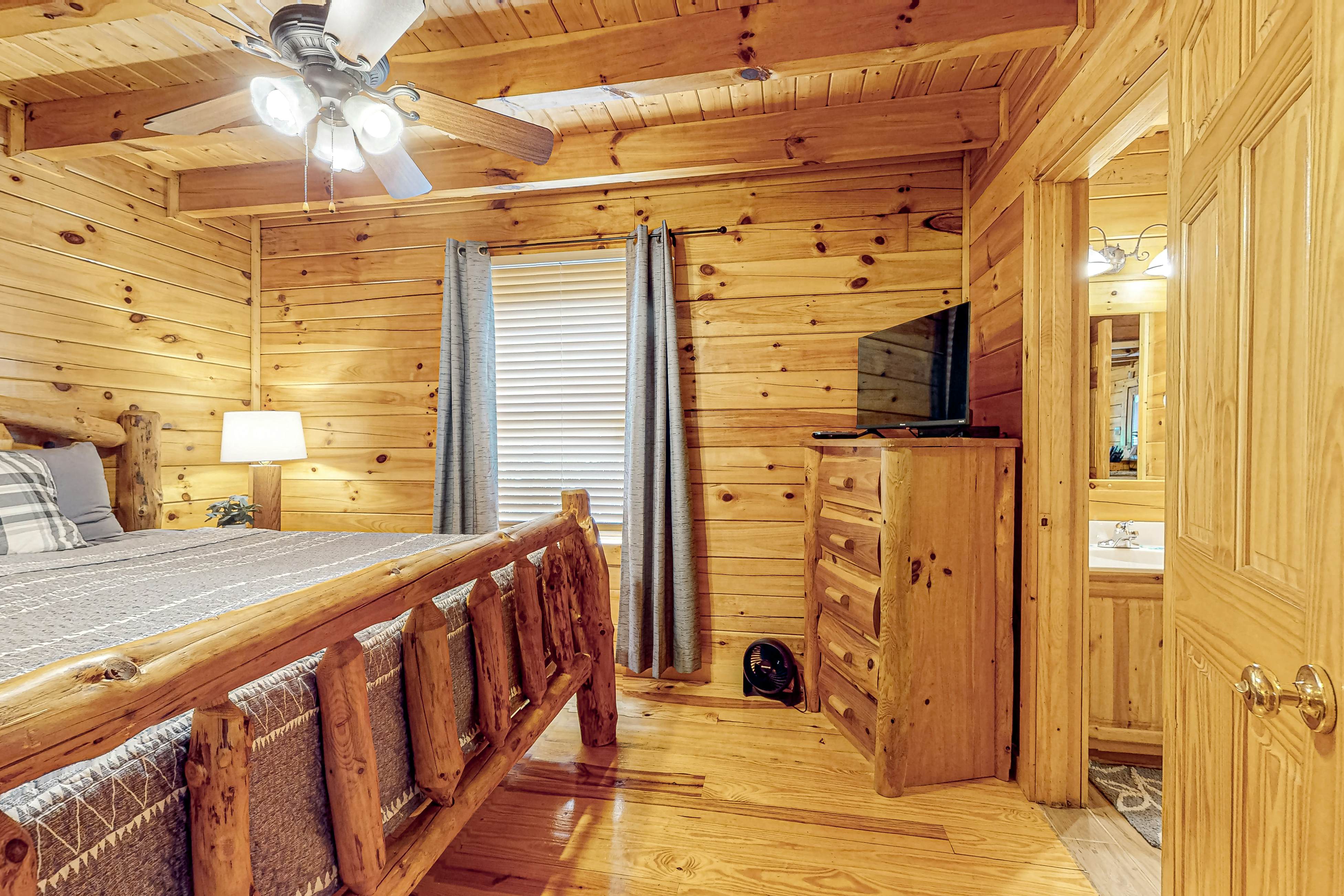 Fox Valley Lodge | Home in Pigeon Forge with hot tub & Free Attraction Tickets