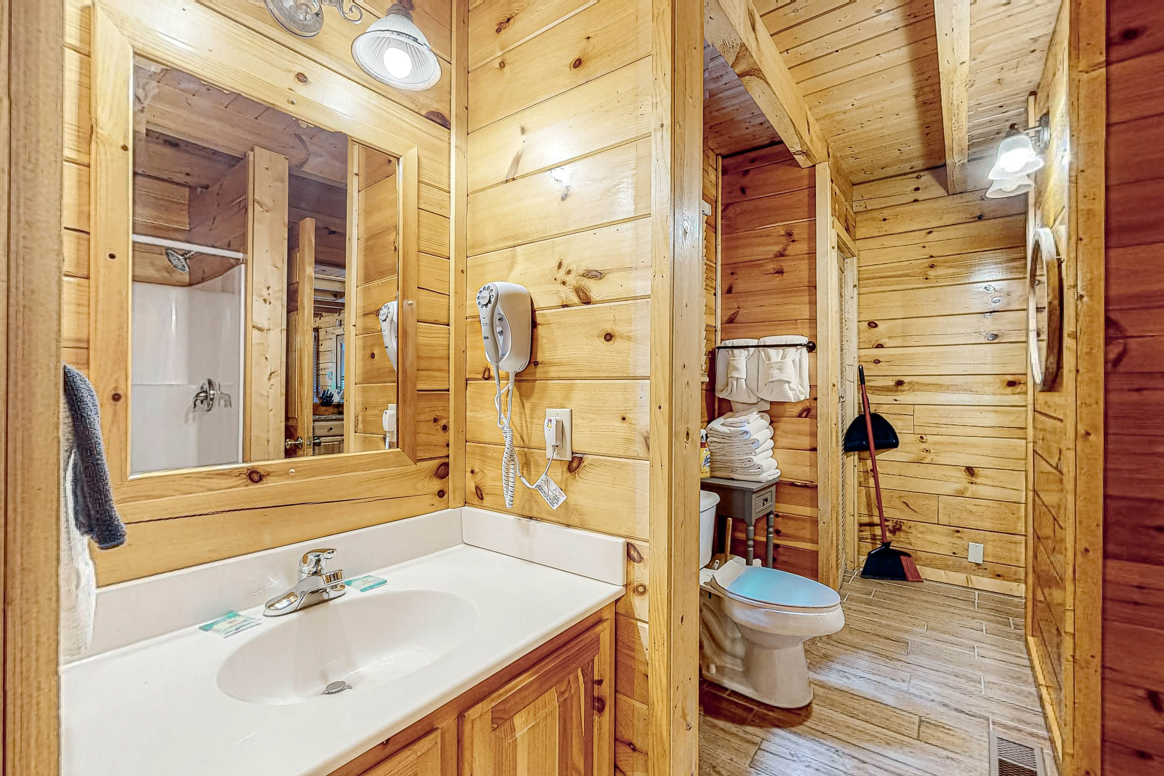 Fox Valley Lodge | Home in Pigeon Forge with hot tub & Free Attraction Tickets