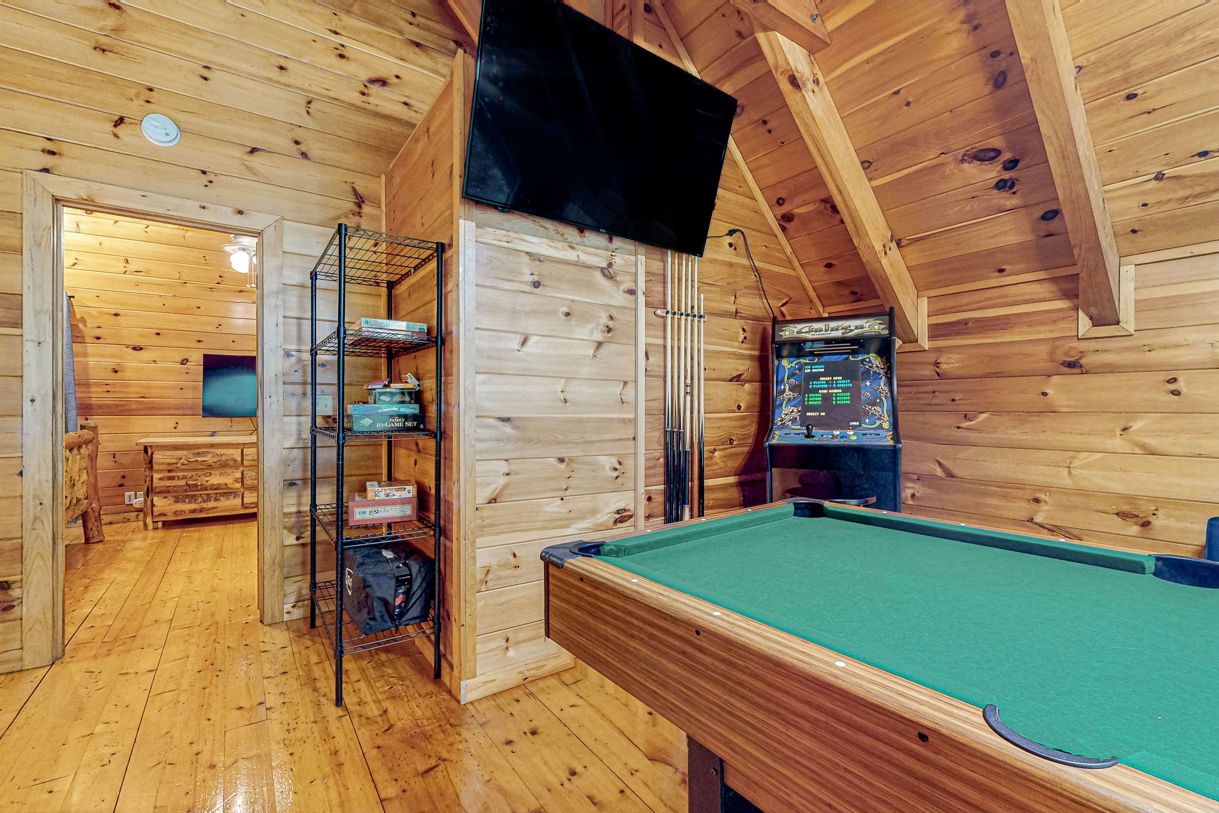 Fox Valley Lodge | Home in Pigeon Forge with hot tub & Free Attraction Tickets