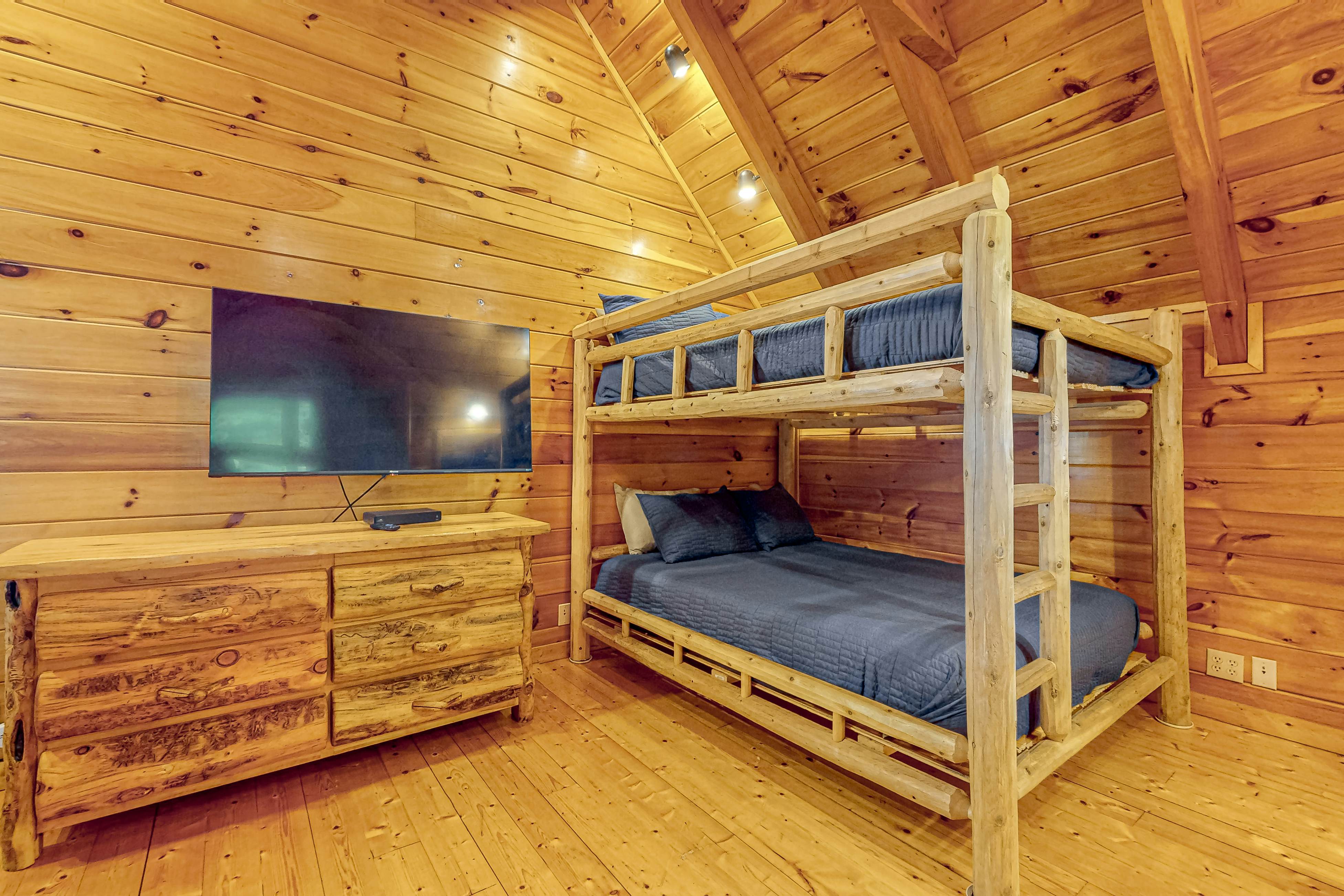 Fox Valley Lodge | Home in Pigeon Forge with hot tub & Free Attraction Tickets