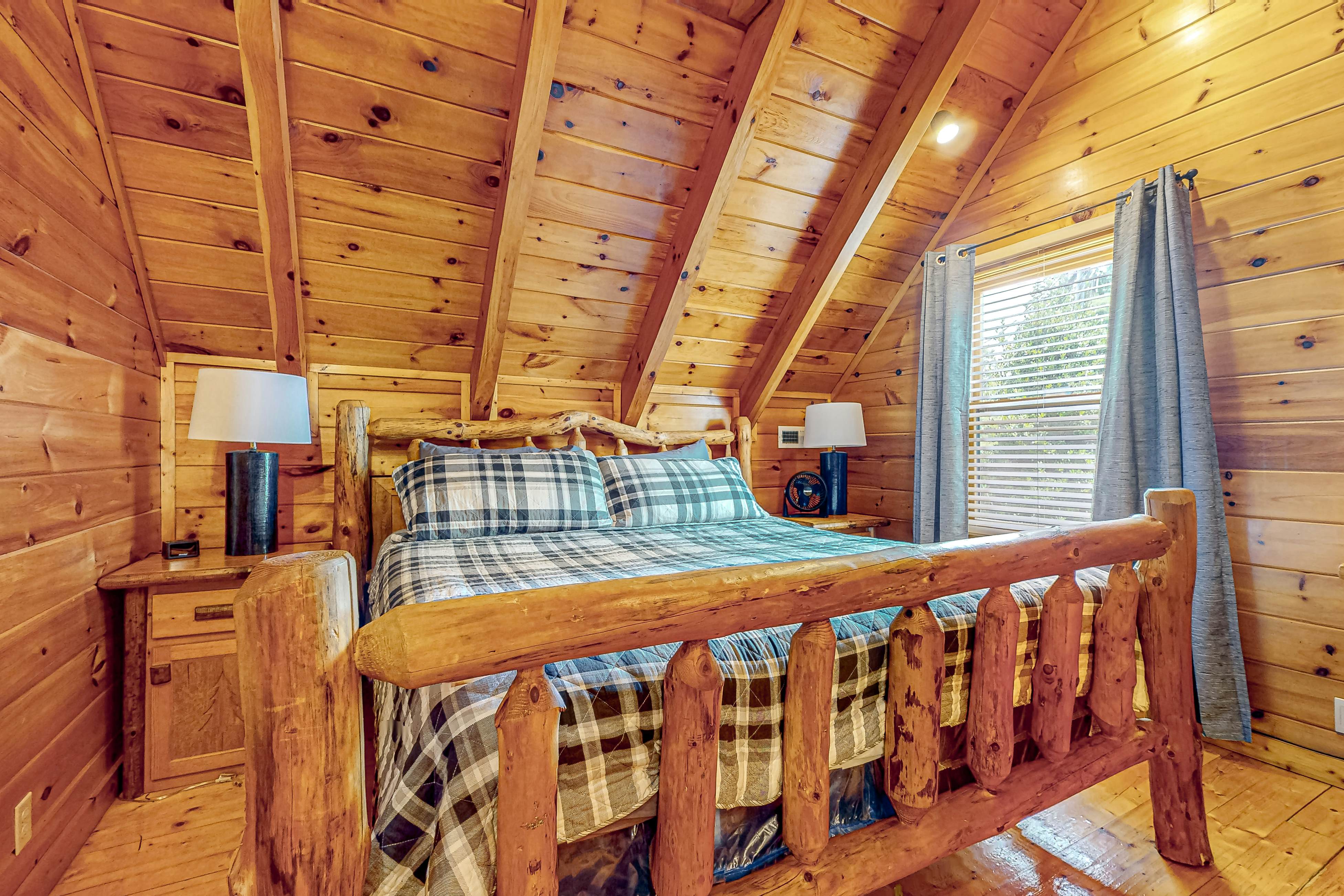 Fox Valley Lodge | Home in Pigeon Forge with hot tub & Free Attraction Tickets