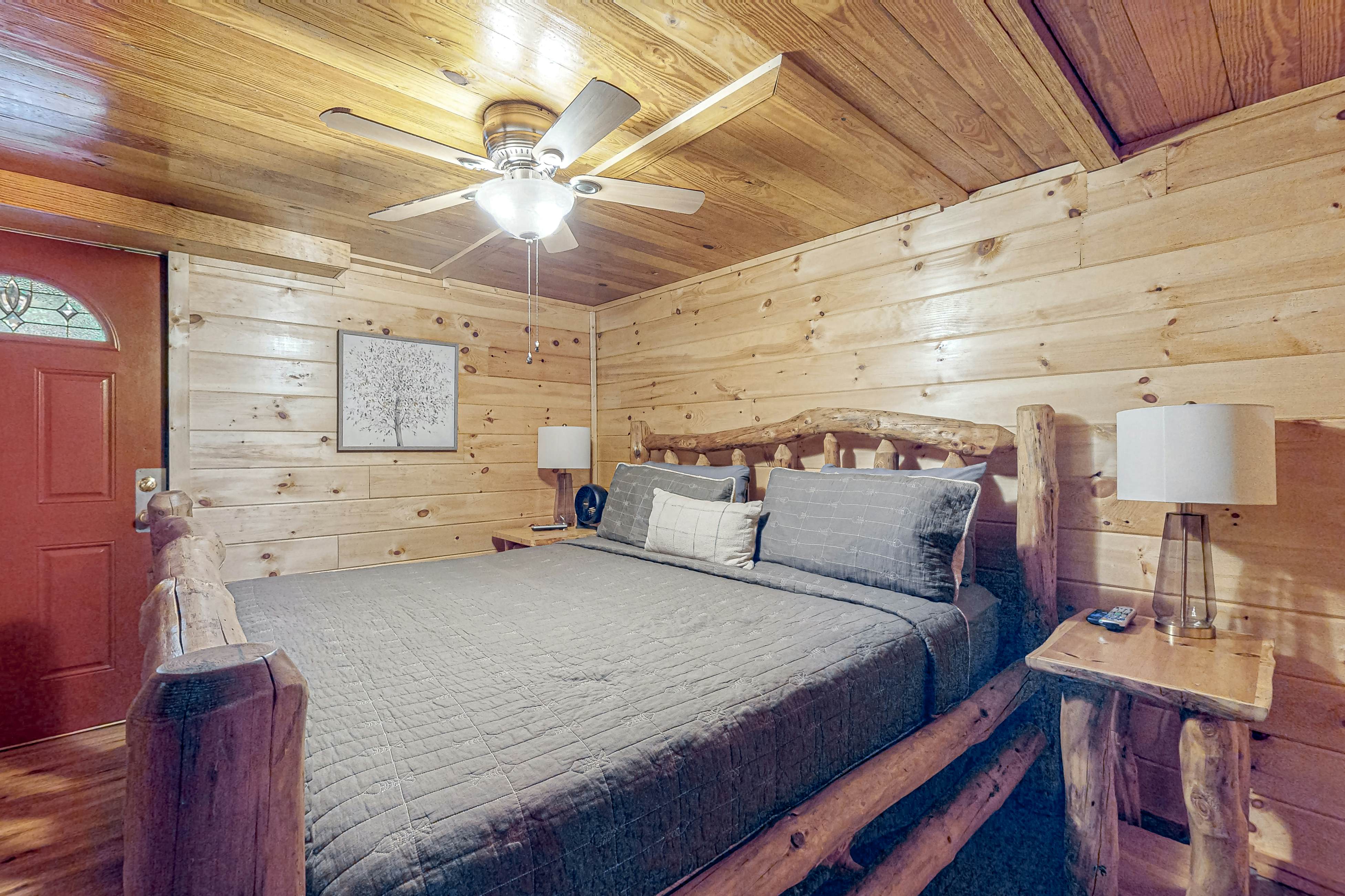 Fox Valley Lodge | Home in Pigeon Forge with hot tub & Free Attraction Tickets