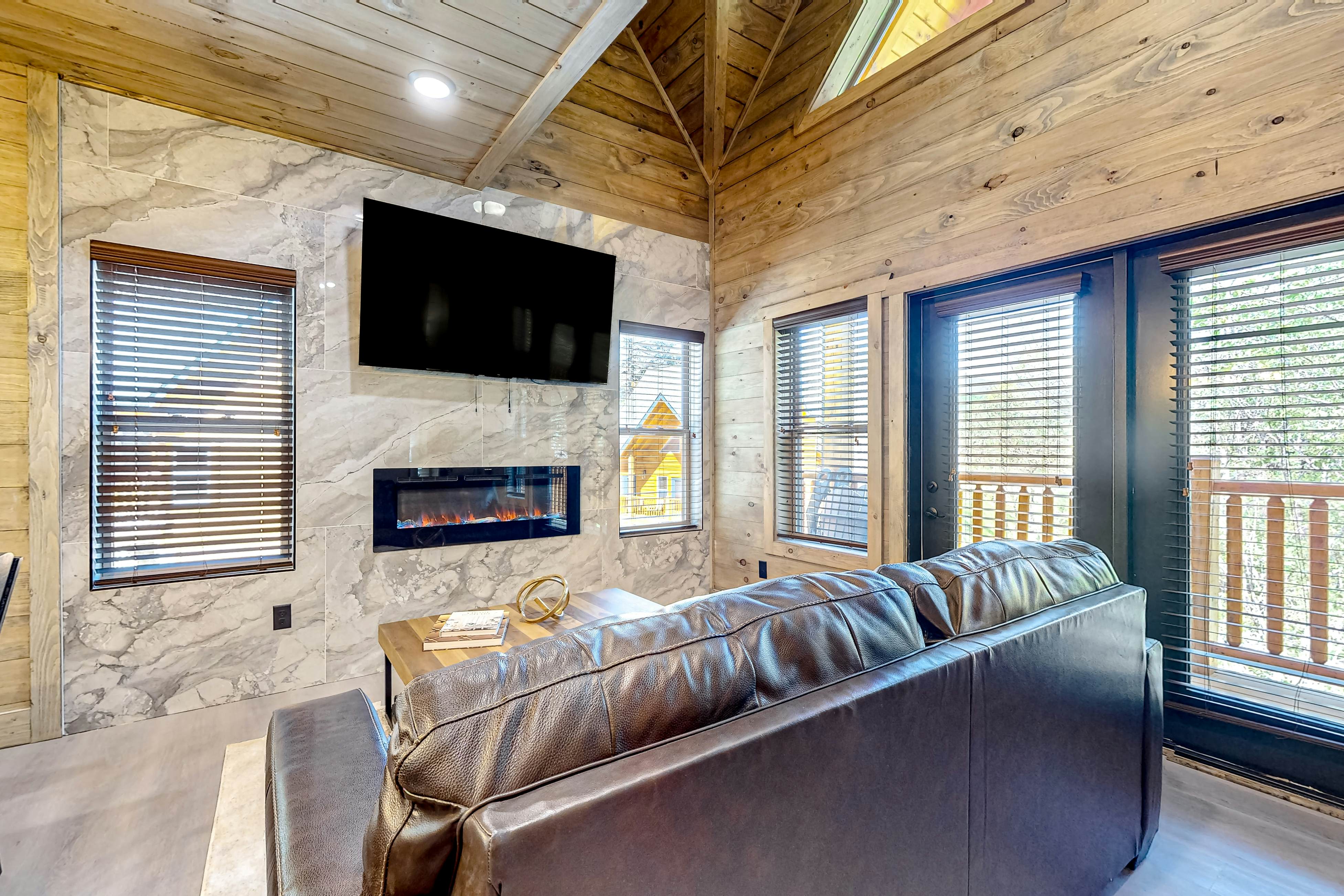 Luxe Cabin, Sleep 10・Indoor Pool・Home Theater・Deck