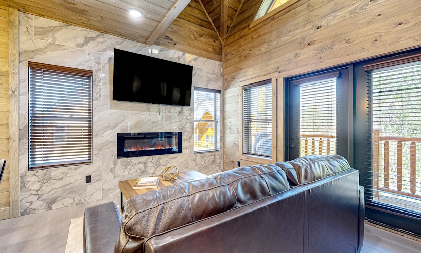 Luxe Cabin, Sleep 10・Indoor Pool・Home Theater・Deck