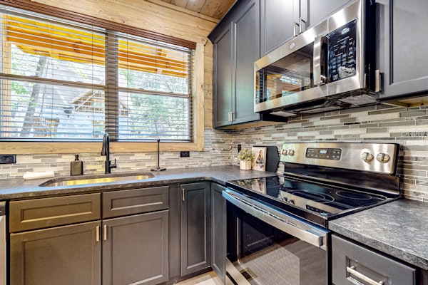 Luxe Cabin, Sleep 10・Indoor Pool・Home Theater・Deck