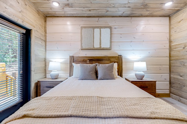 Luxe Cabin, Sleep 10・Indoor Pool・Home Theater・Deck