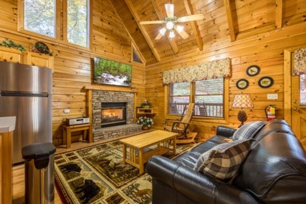 🏞️ 𝗟𝗼𝗰𝗮𝘁𝗶𝗼𝗻 - 𝗟𝗼𝗰𝗮𝘁𝗶𝗼𝗻 - 𝗟𝗼𝗰𝗮𝘁𝗶𝗼𝗻
Escape to this spaciaous Pigeon Forge log cabin near Dollywood, Parkway attractions, and dining. Enjoy a private hot tub, game room with pool table, gas fireplace, full kitchen, king suite with jacuzzi, and two scenic porches. Perfect for couples or families seeking a relaxing Smoky Mountains getaway with comfort, convenience, and unbeatable location.