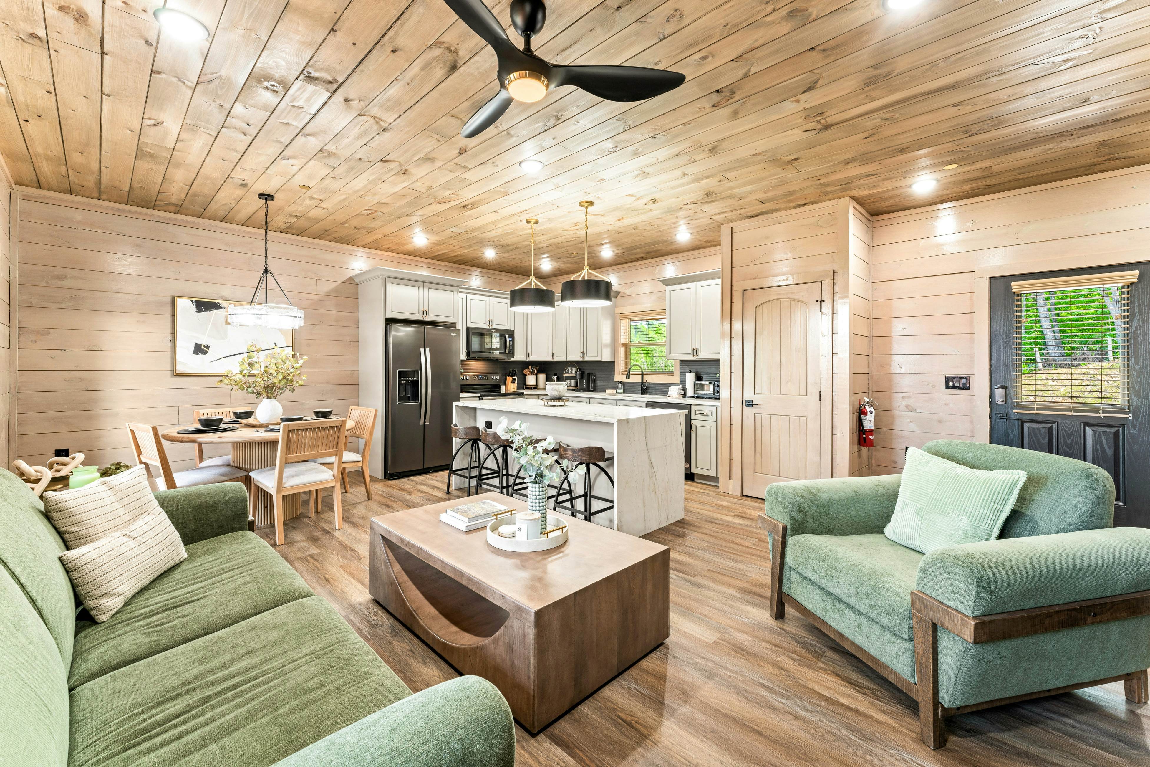 Modern luxury cabin w/pool, hot tub, theater room, games, Wi-Fi, great location!