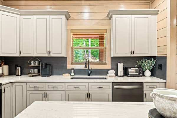 Luxe Cabin, Sleeps 14・Pool・Hot Tub・Theater Room