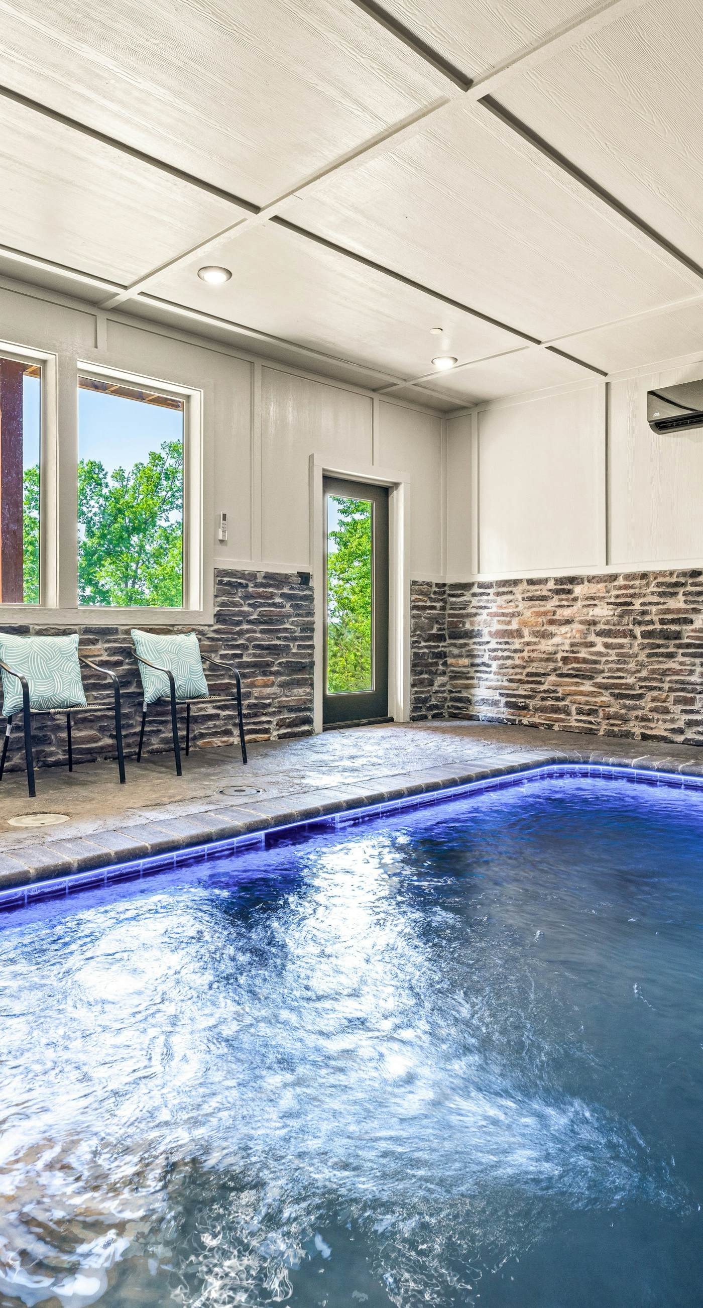 Luxe Cabin, Sleeps 14, Pool, Hot Tub, Theater Room