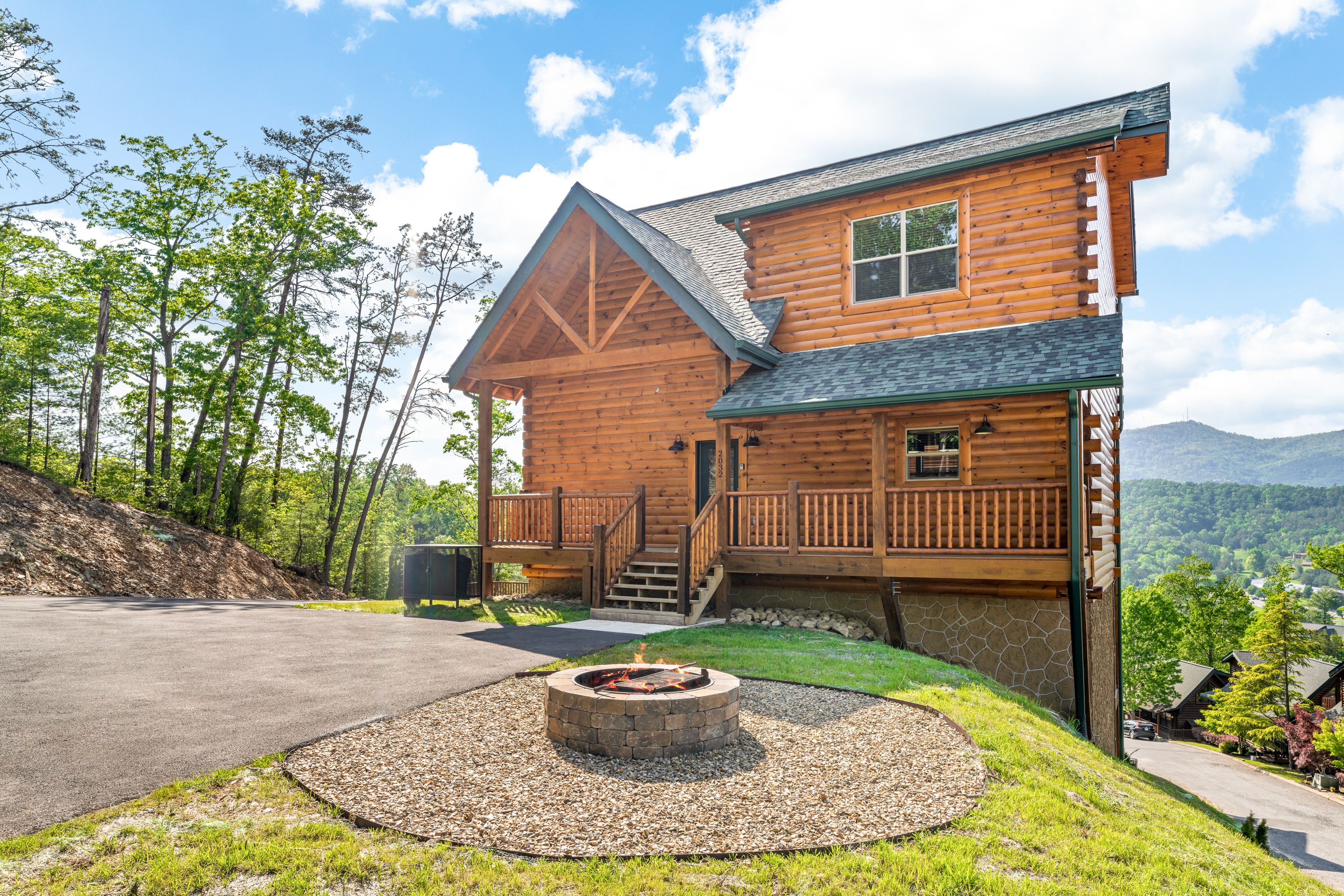 Luxe Cabin, Sleeps 14・Pool・Hot Tub・Theater Room