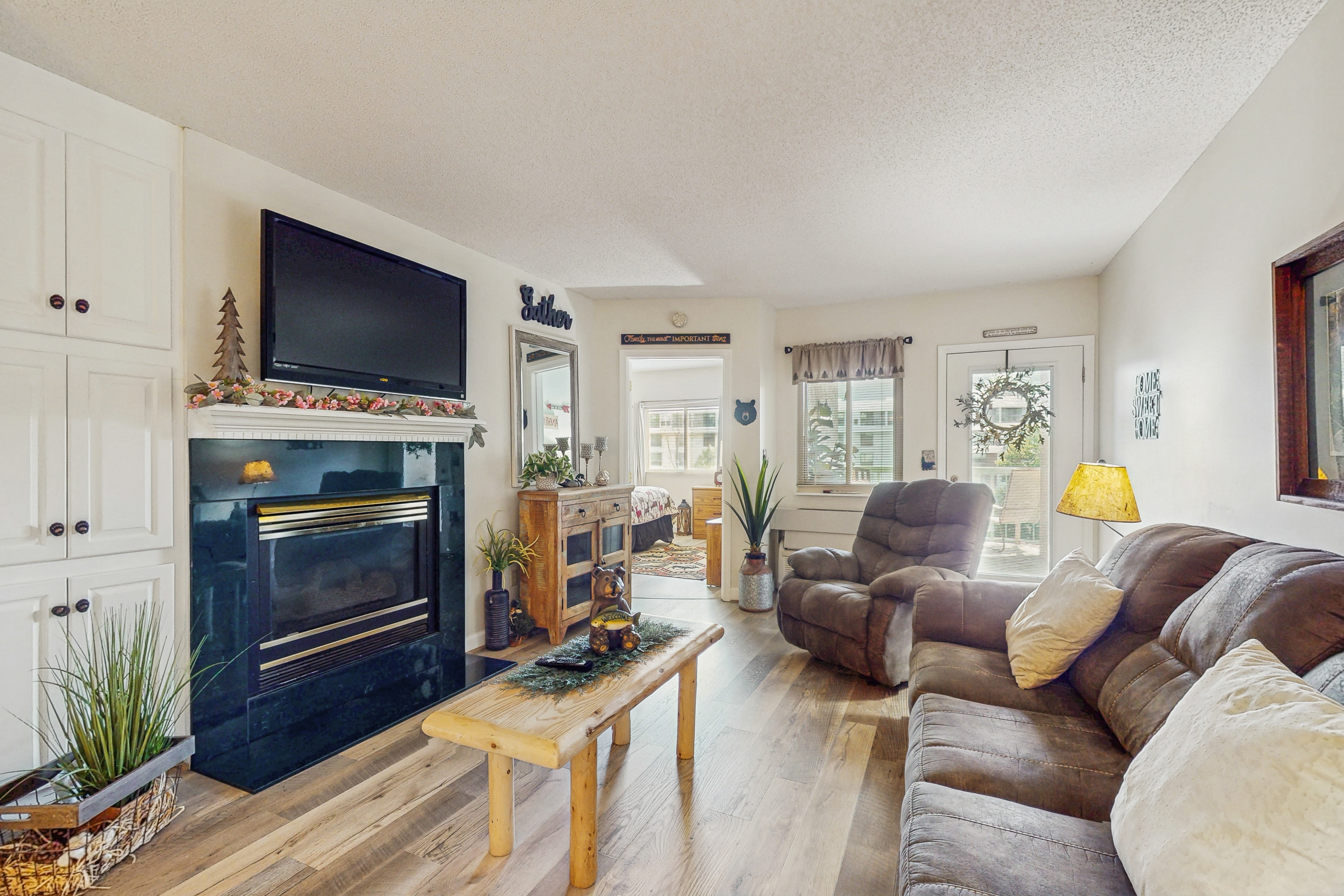 Delightful Condo, Sleeps 6, Shared Pool, Picnic Area