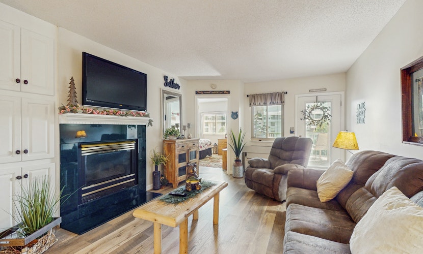 Delightful Condo, Sleeps 6, Shared Pool, Picnic Area