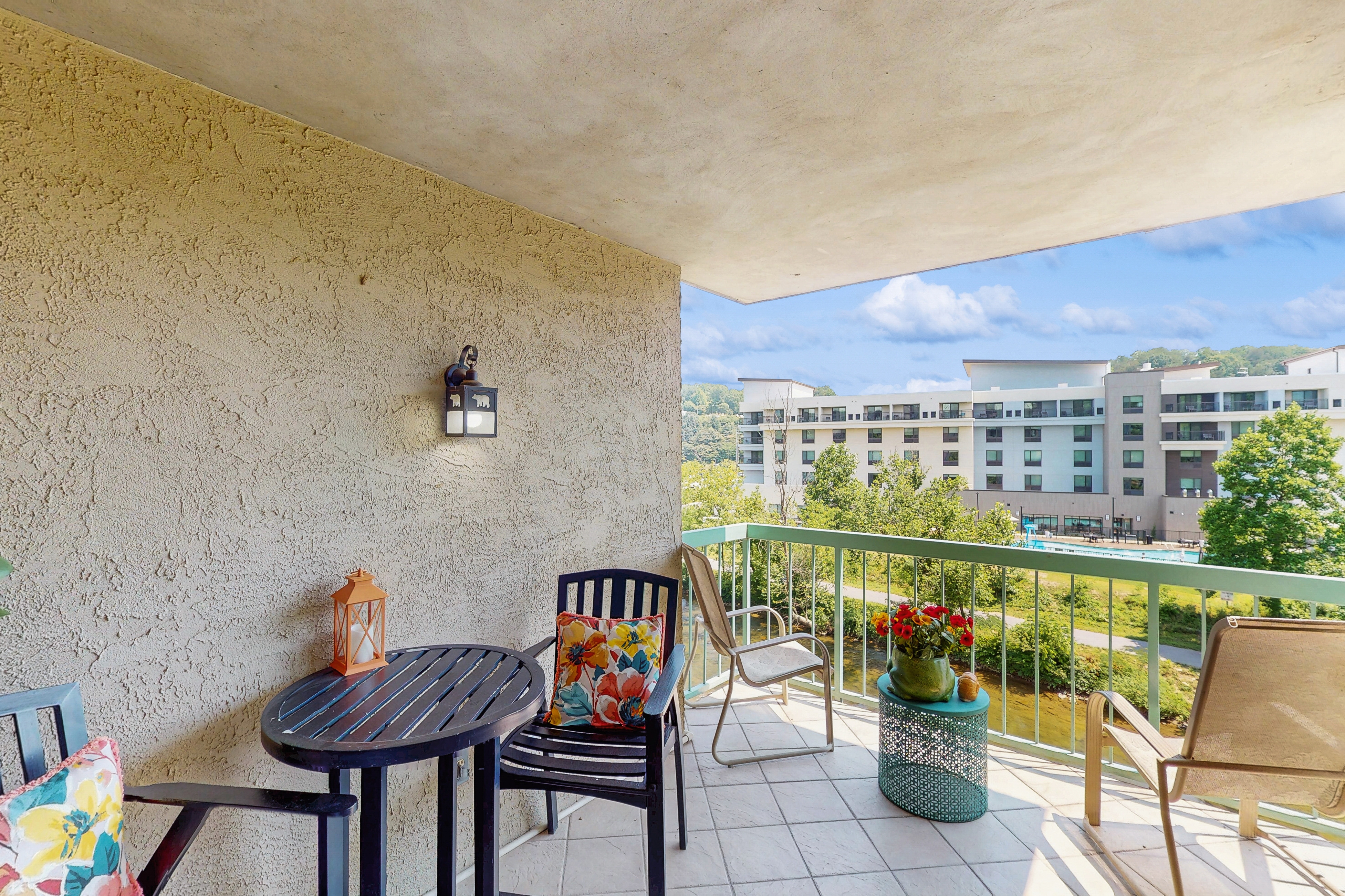 Delightful Condo, Sleeps 6, Shared Pool, Picnic Area