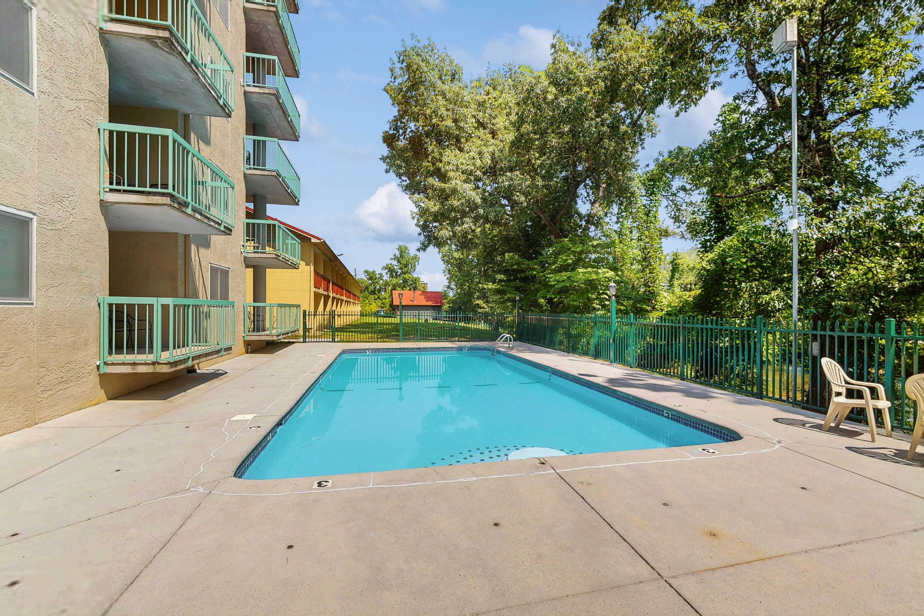 Delightful condo with shared pool, balcony & picnic area