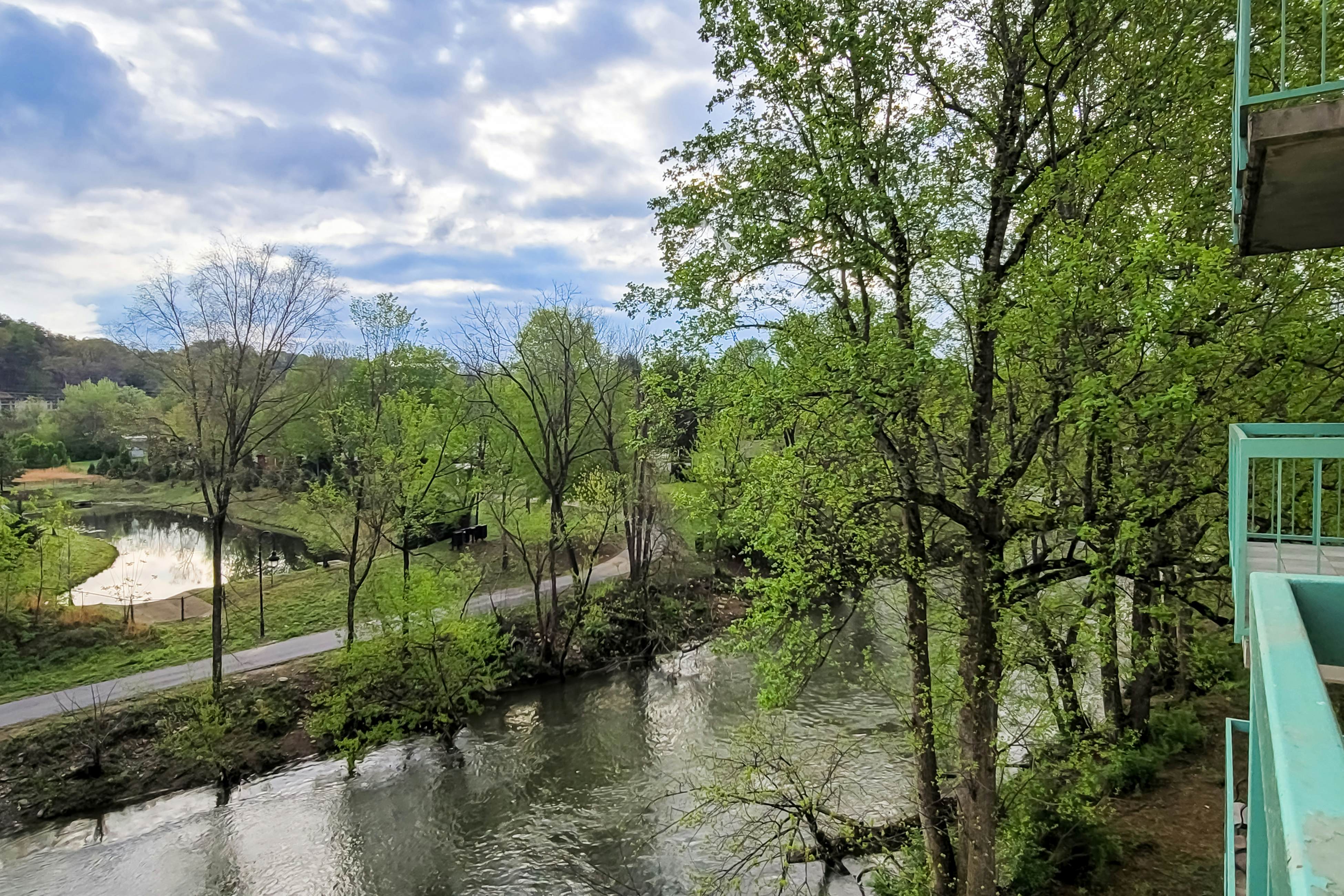 Delightful condo with shared pool, balcony & picnic area