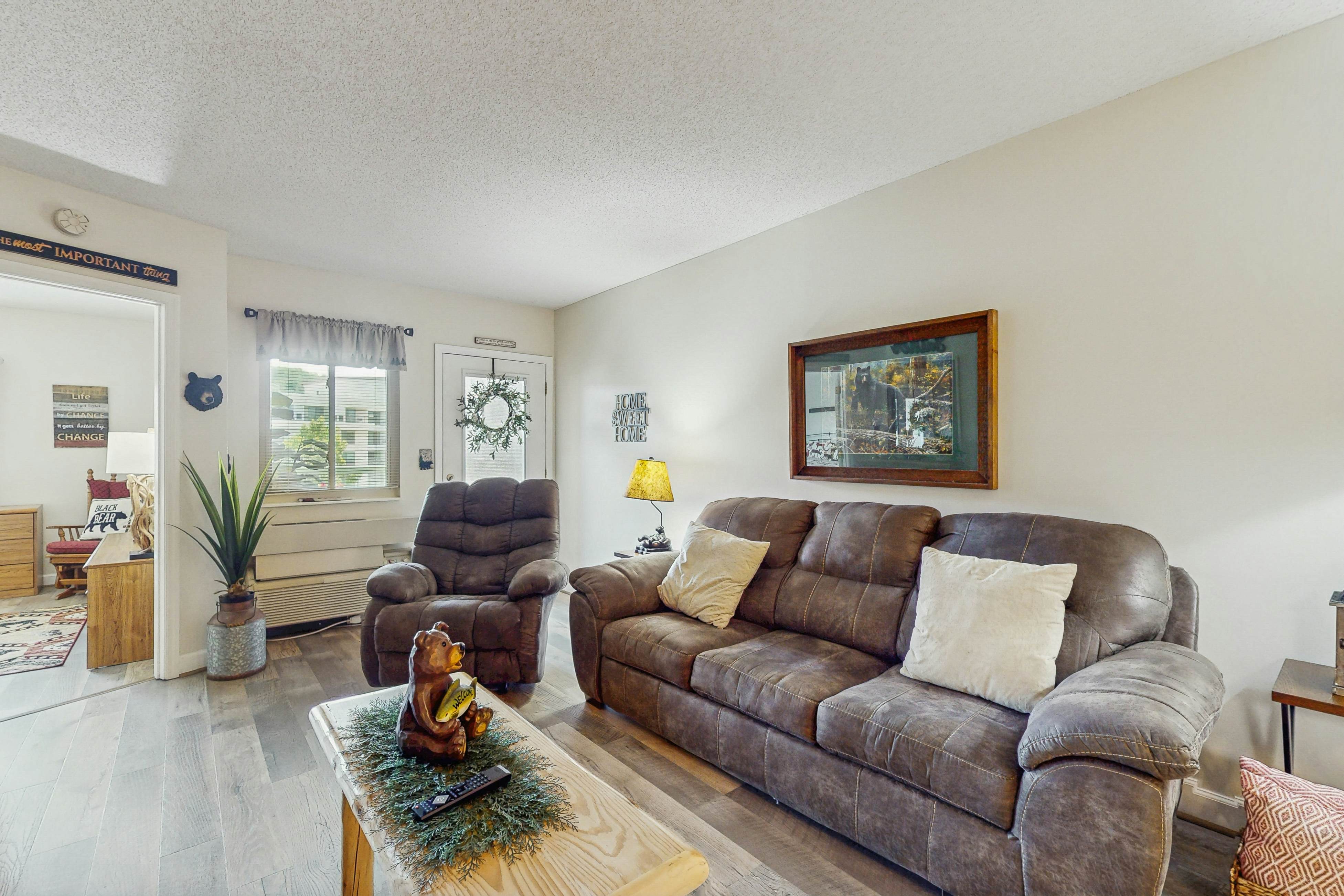 Delightful condo with shared pool, balcony & picnic area