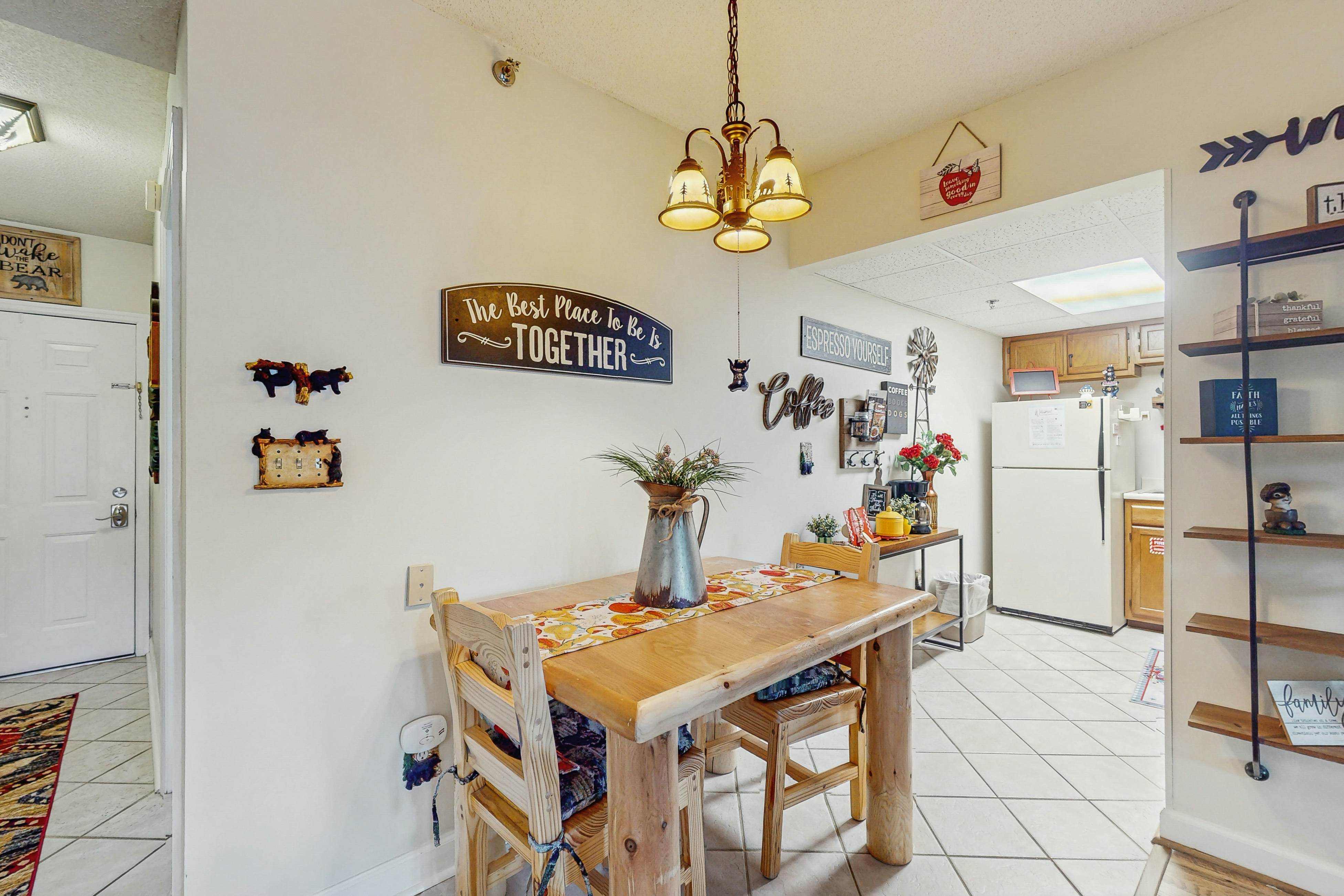 Delightful condo with shared pool, balcony & picnic area