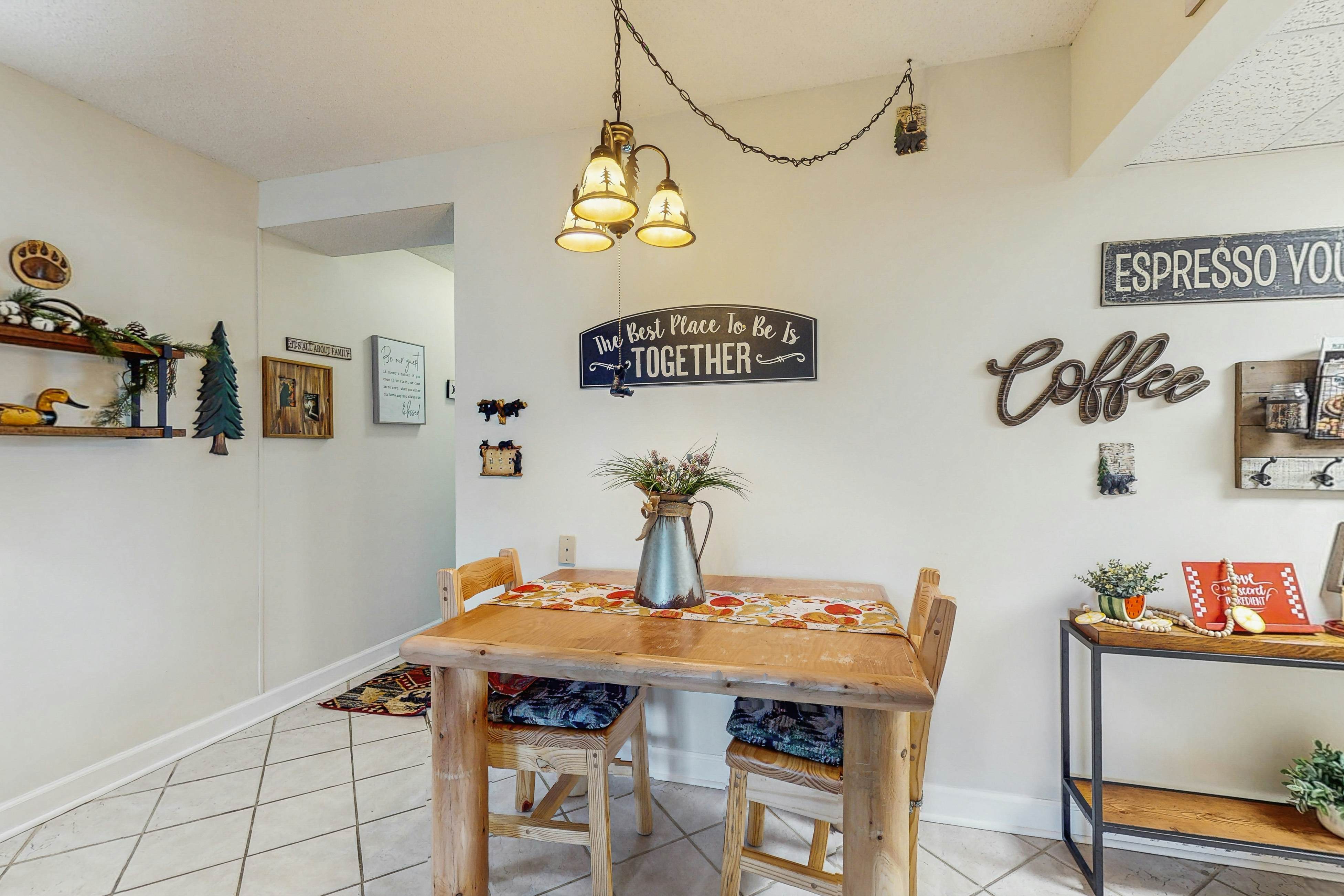 Delightful condo with shared pool, balcony & picnic area