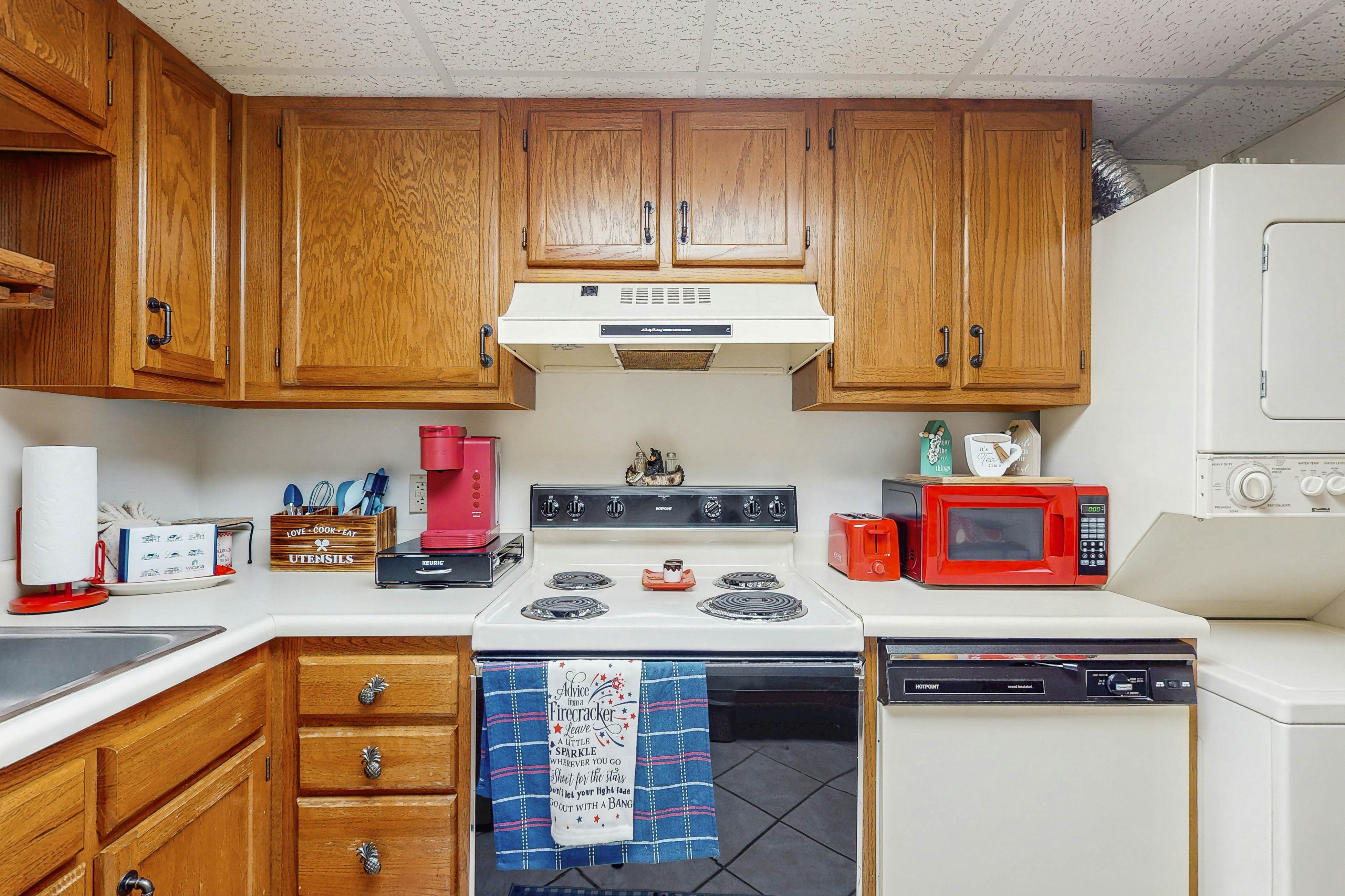 Delightful condo with shared pool, balcony & picnic area