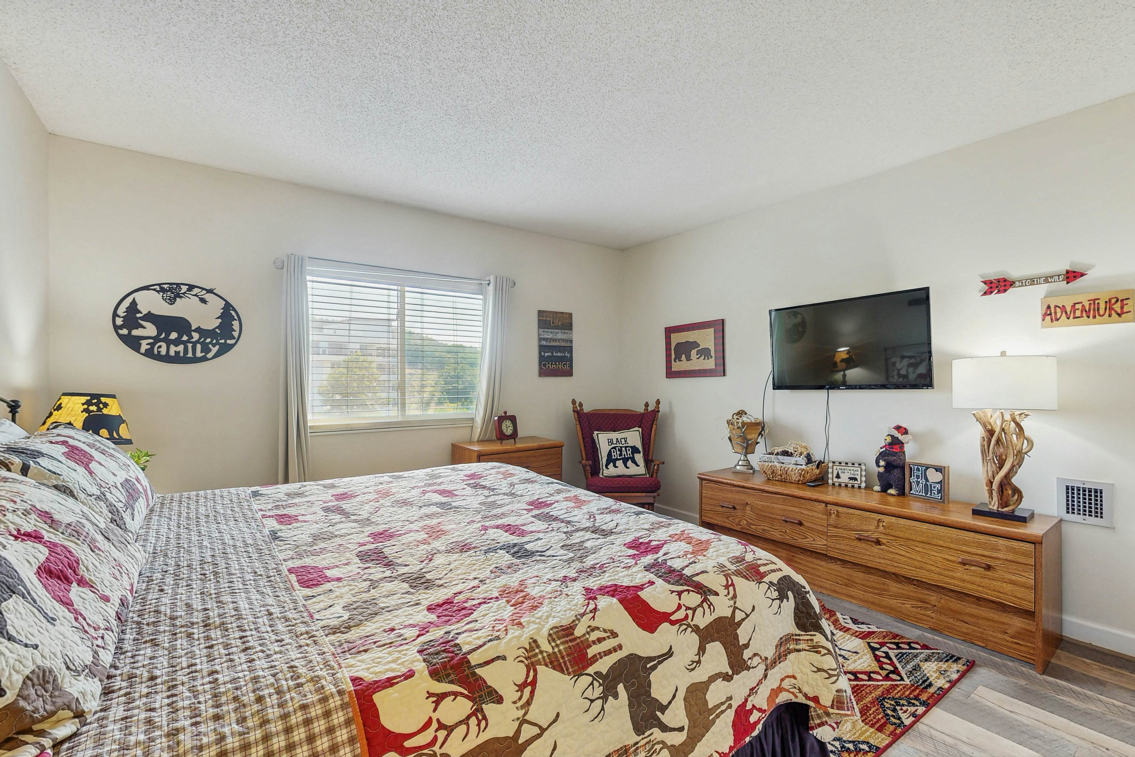 Delightful condo with shared pool, balcony & picnic area