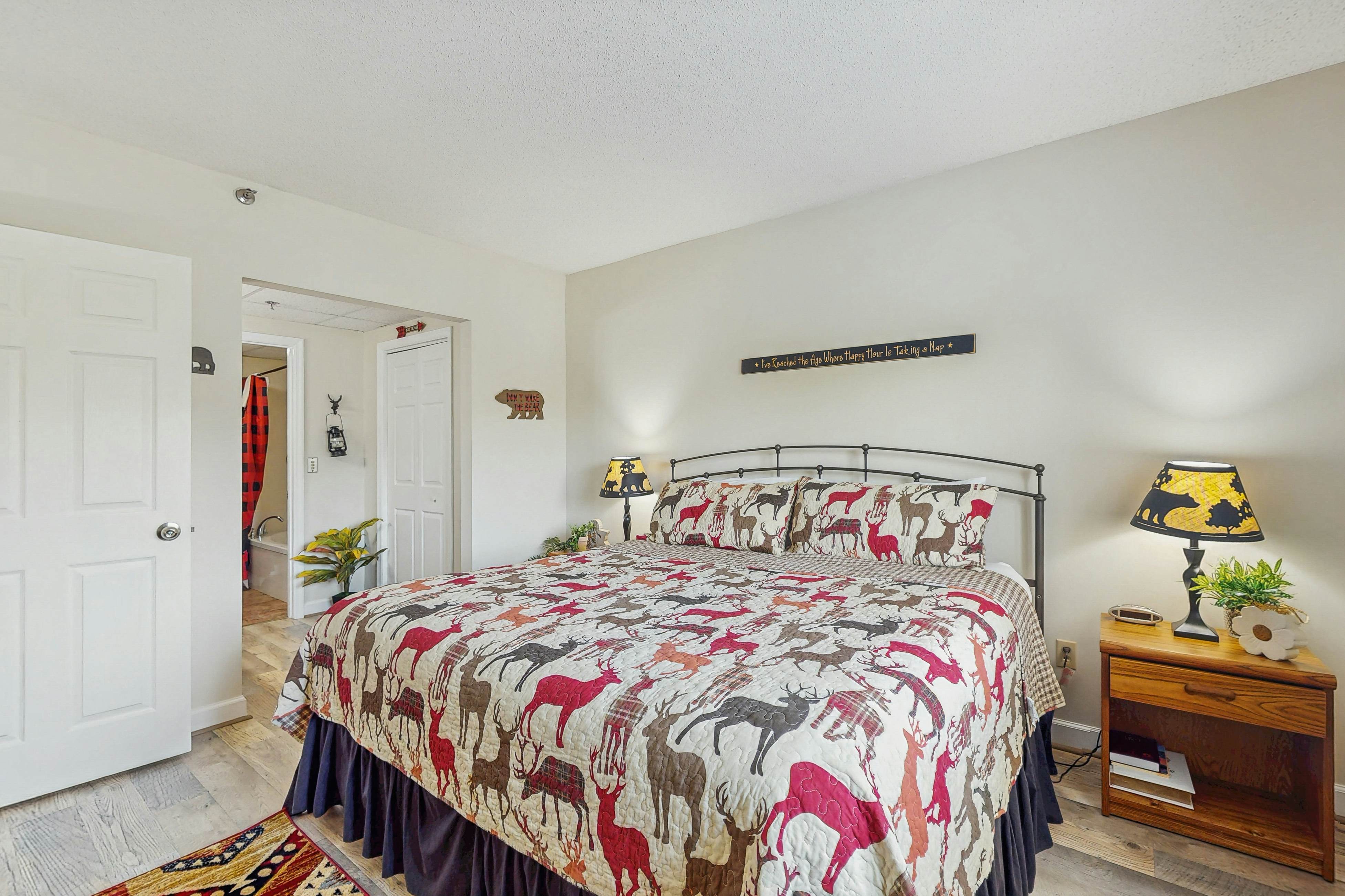 Delightful condo with shared pool, balcony & picnic area