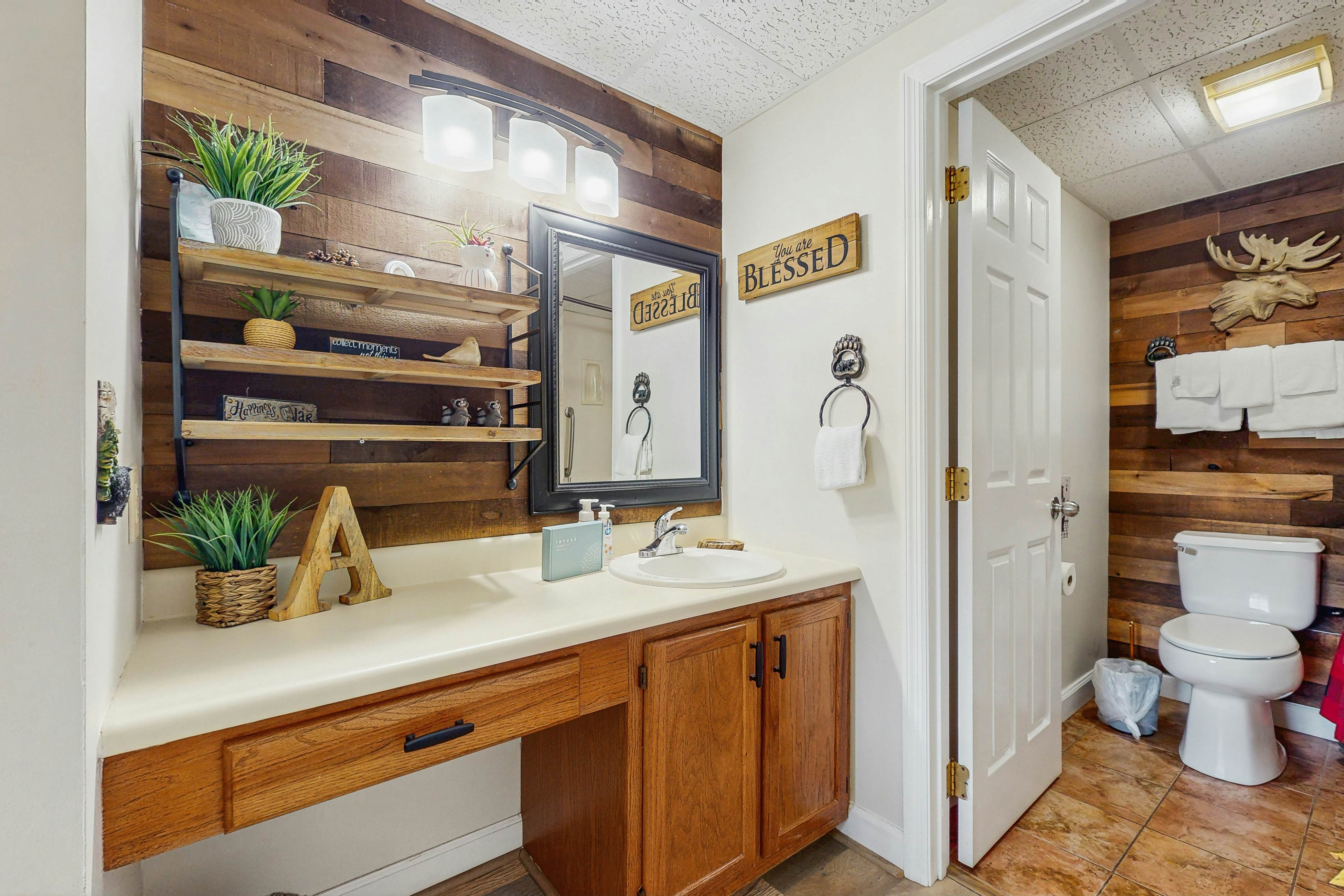 Delightful condo with shared pool, balcony & picnic area