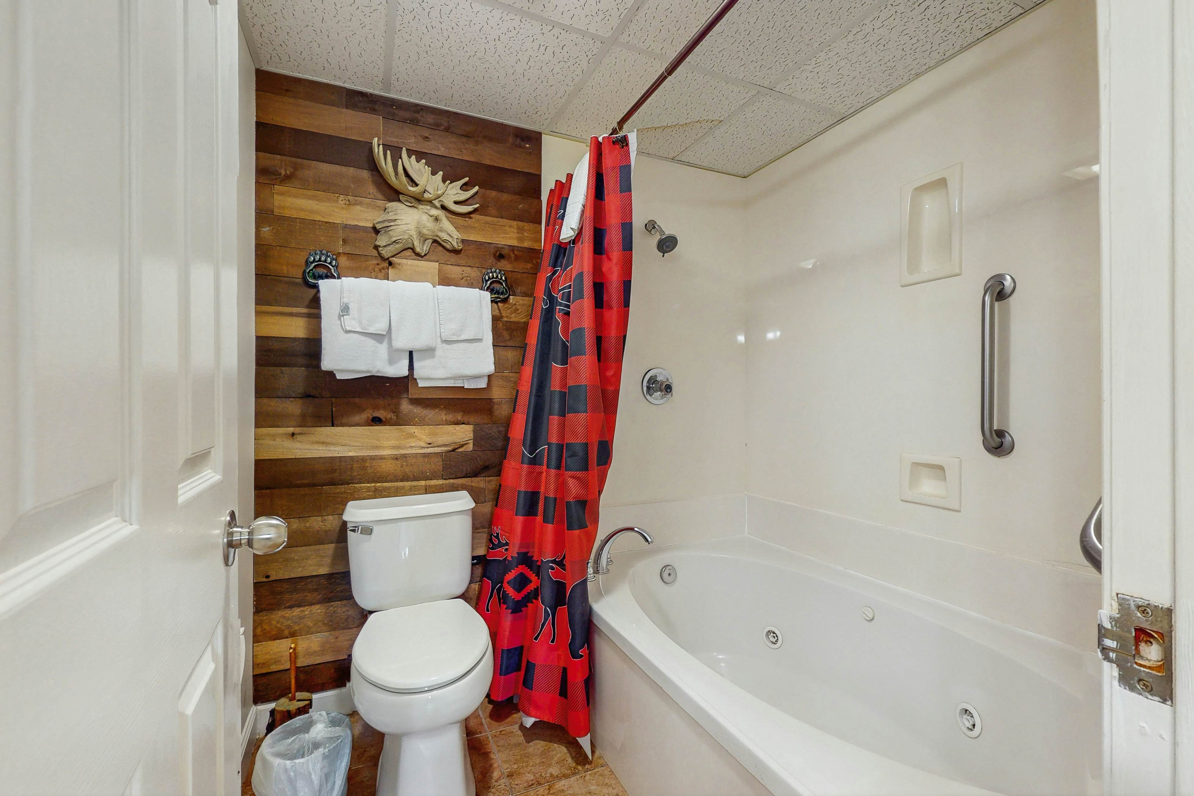 Delightful condo with shared pool, balcony & picnic area