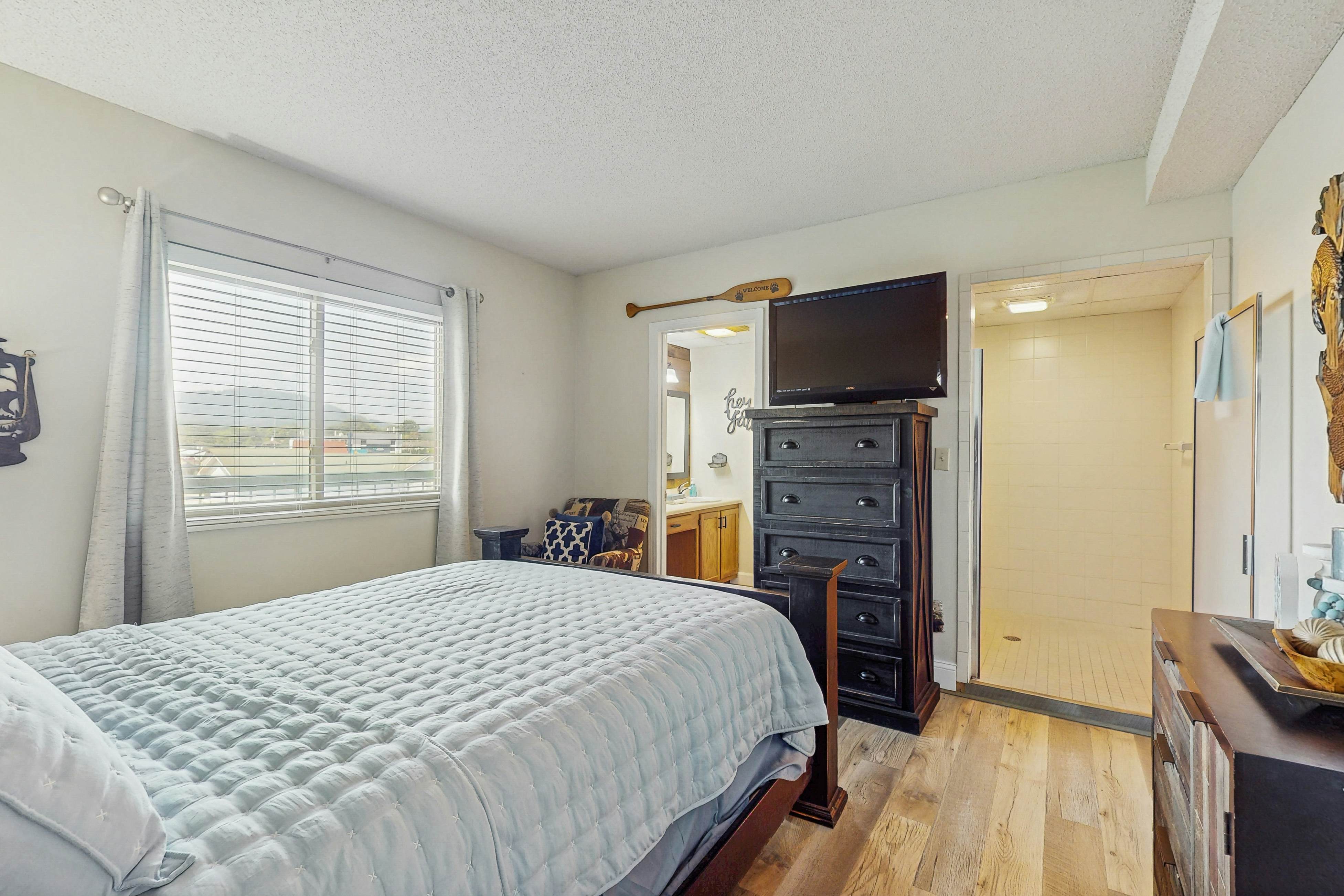 Delightful condo with shared pool, balcony & picnic area