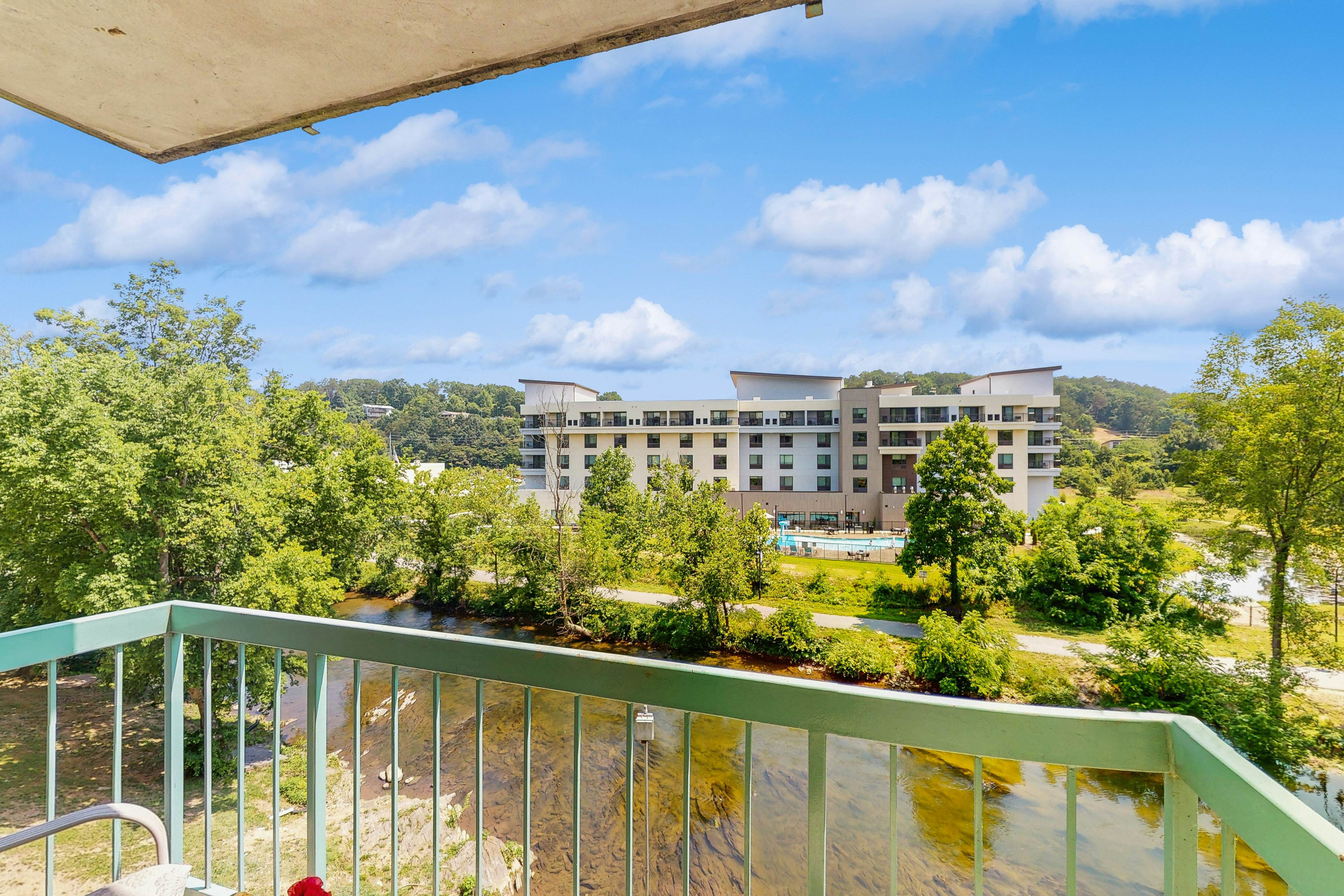 Delightful condo with shared pool, balcony & picnic area