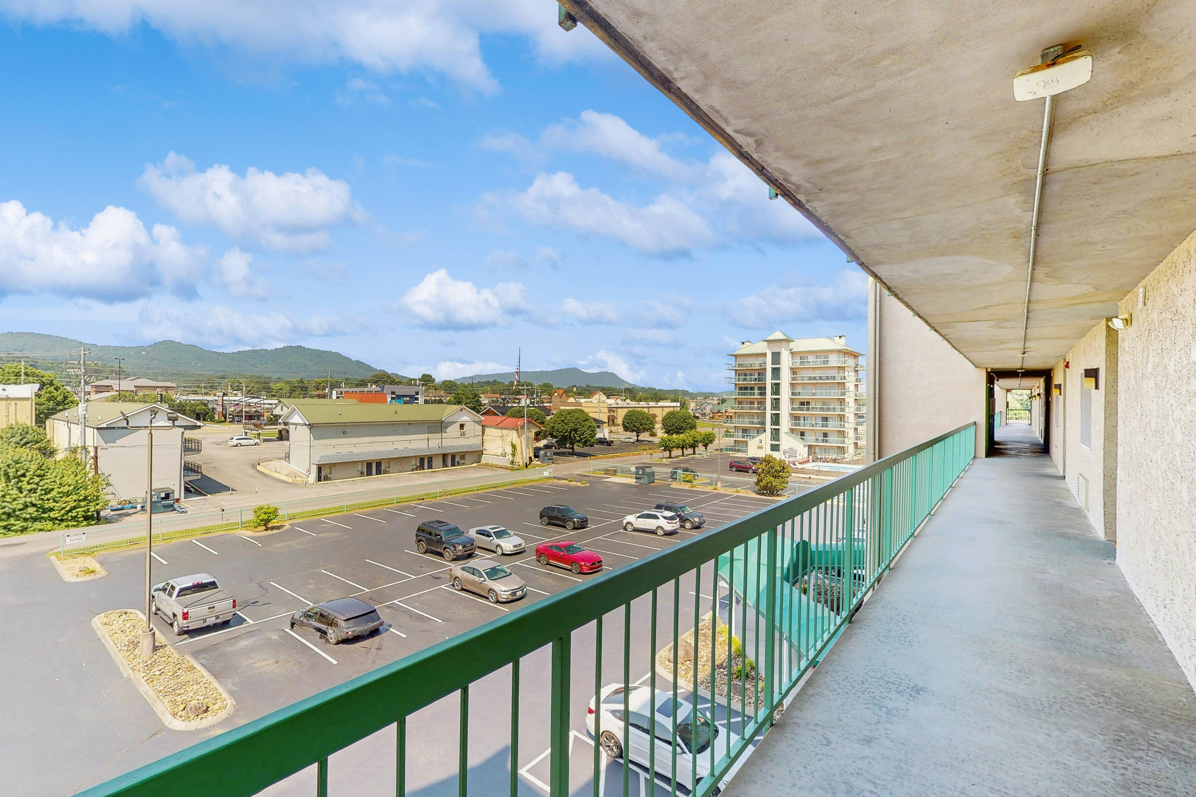 Delightful condo with shared pool, balcony & picnic area