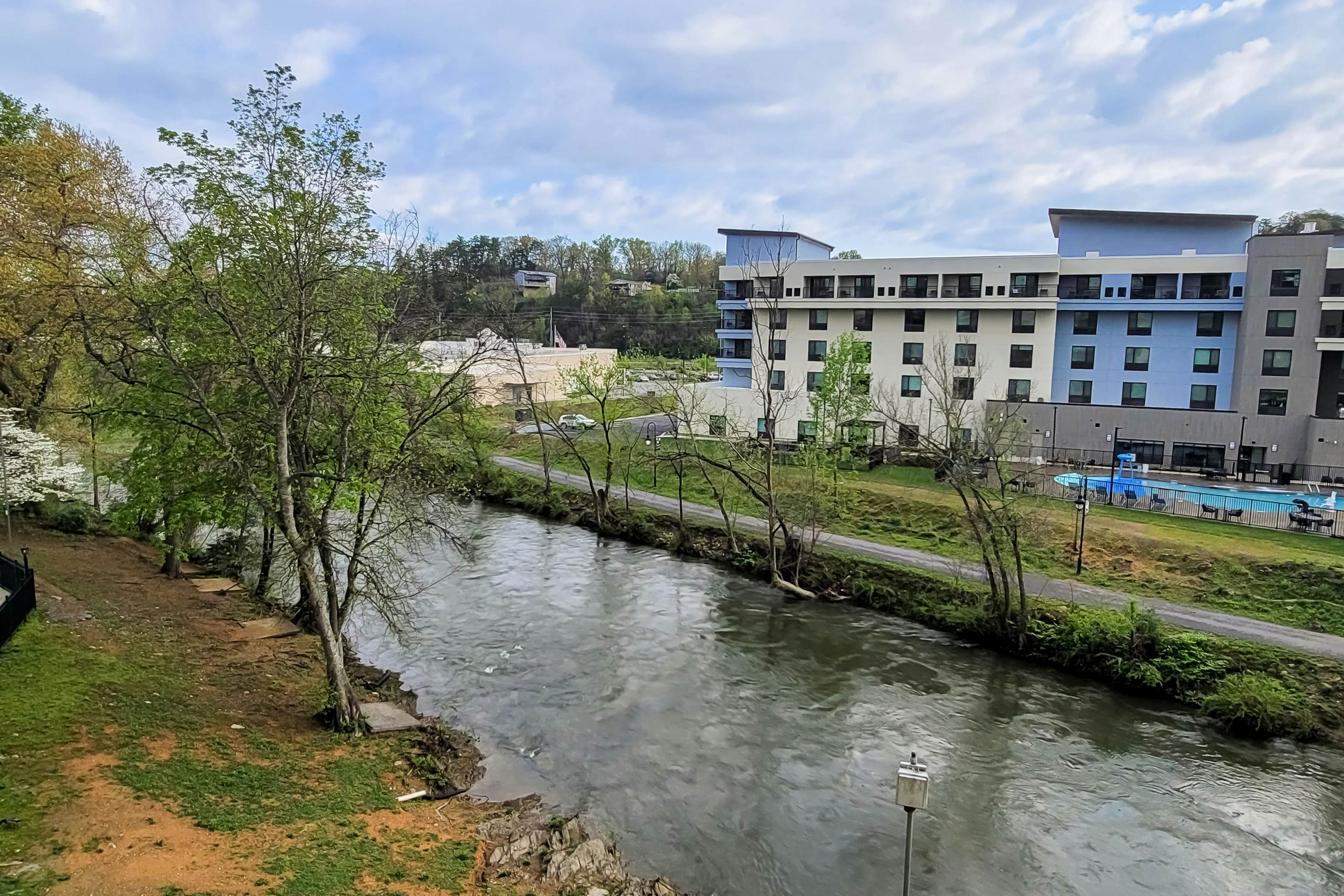 Delightful condo with shared pool, balcony & picnic area
