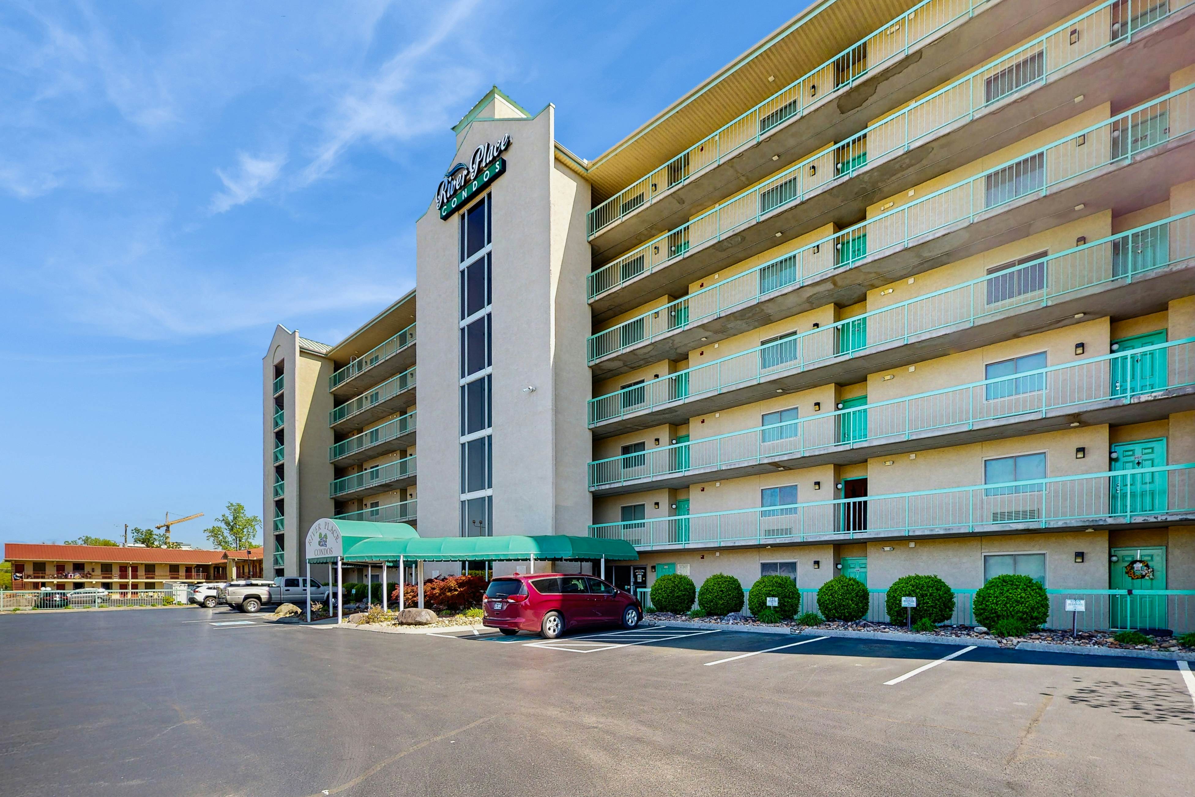 Delightful condo with shared pool, balcony & picnic area