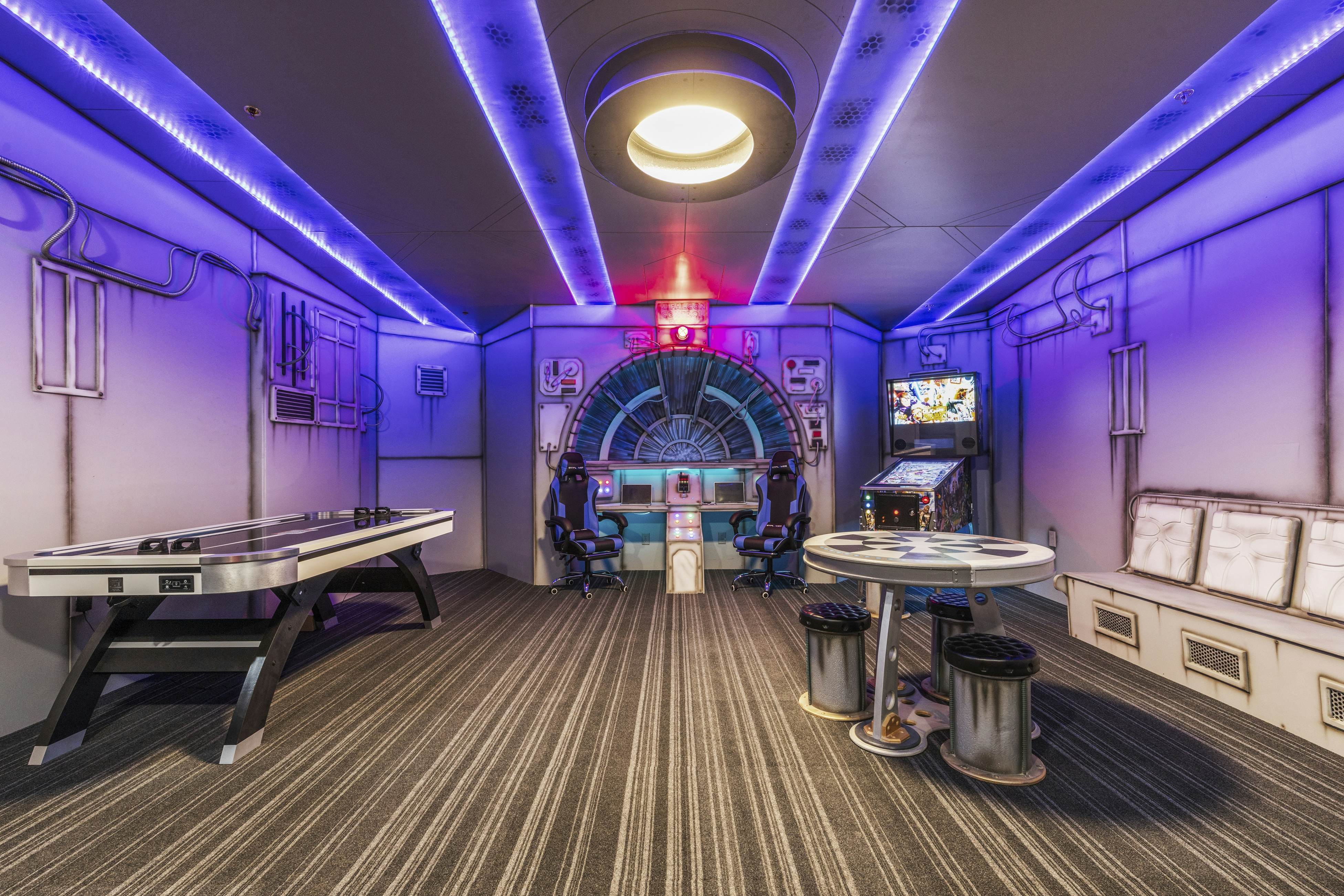 Movie Fanatic Home, Sleep 28・Hot Tub・Theater・Games